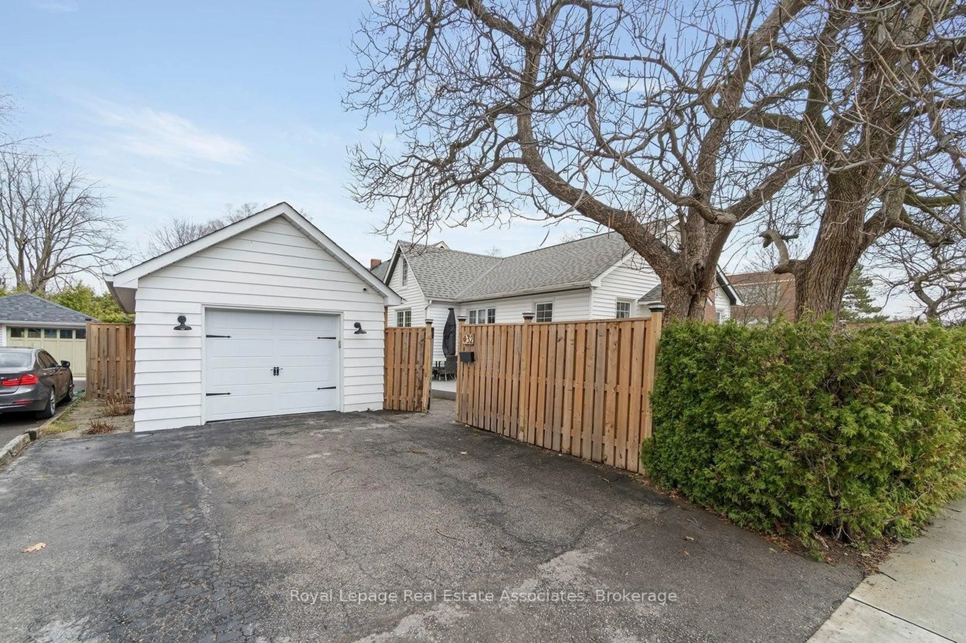 A pic from outside/outdoor area/front of a property/back of a property/a pic from drone, street for 32 Craig St, Brampton Ontario L6Y 1J1