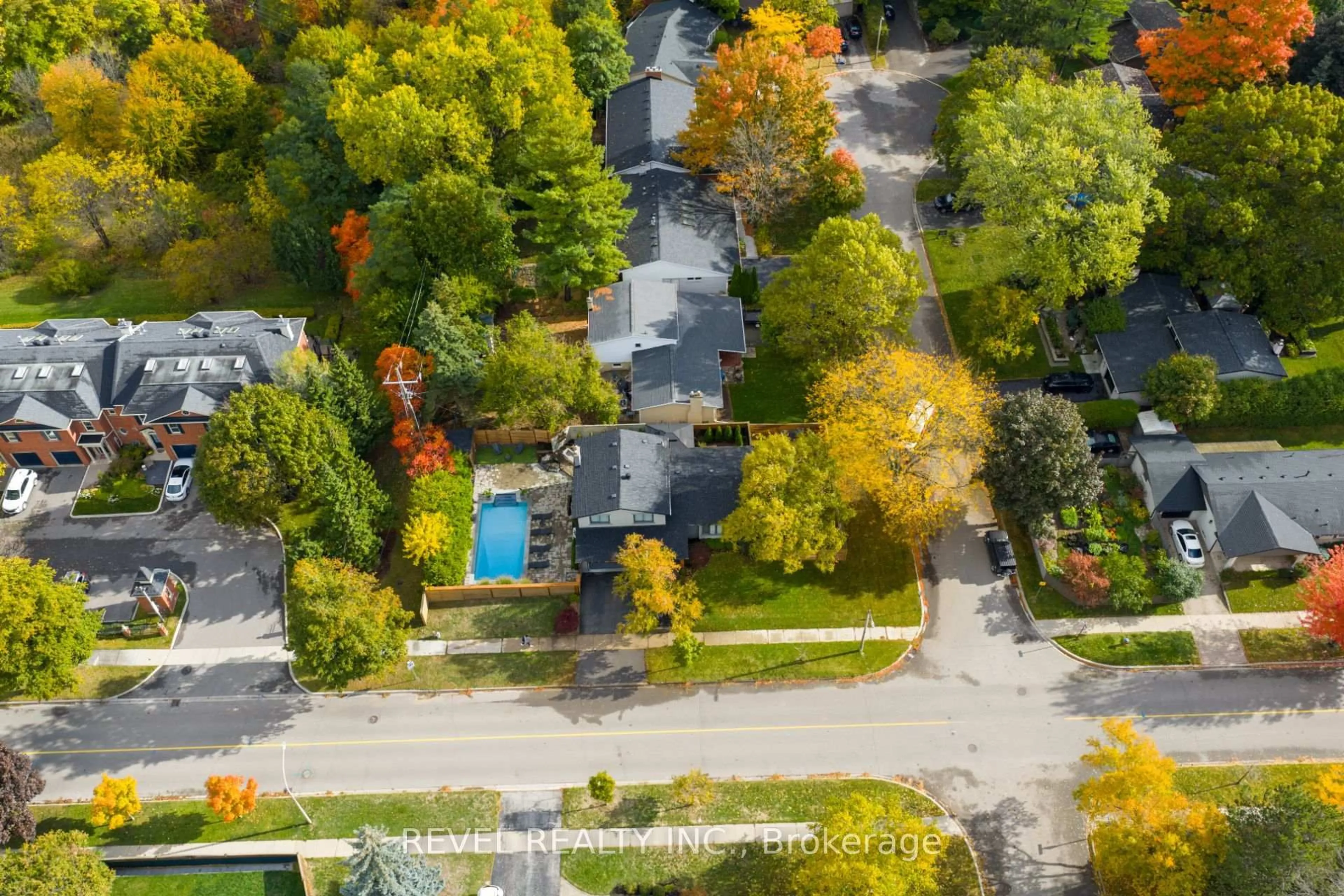 A pic from outside/outdoor area/front of a property/back of a property/a pic from drone, street for 134 Fairwood Pl, Burlington Ontario L7T 4B6