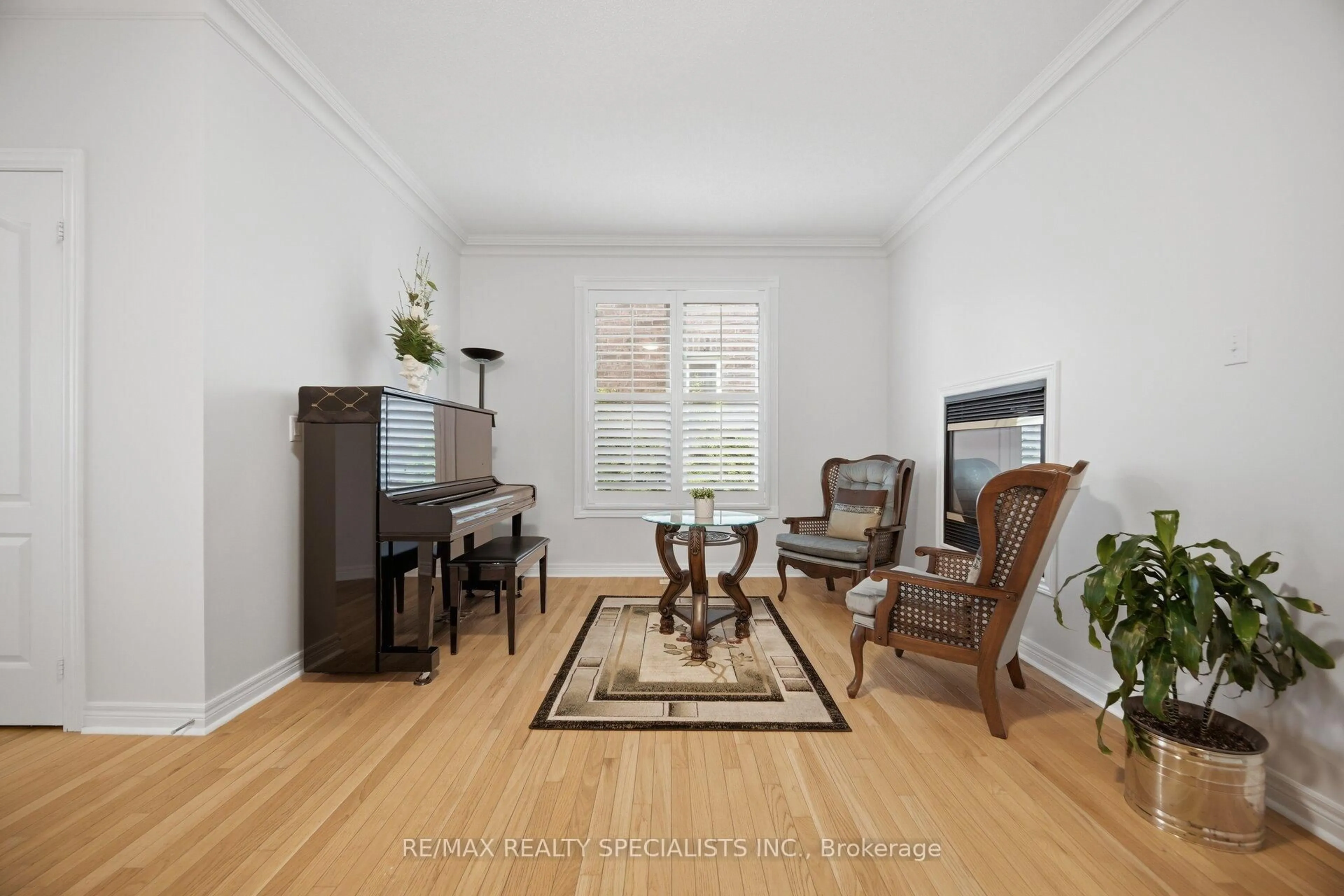 Living room with furniture, wood/laminate floor for 3225 Escada Dr, Mississauga Ontario L5M 7V6