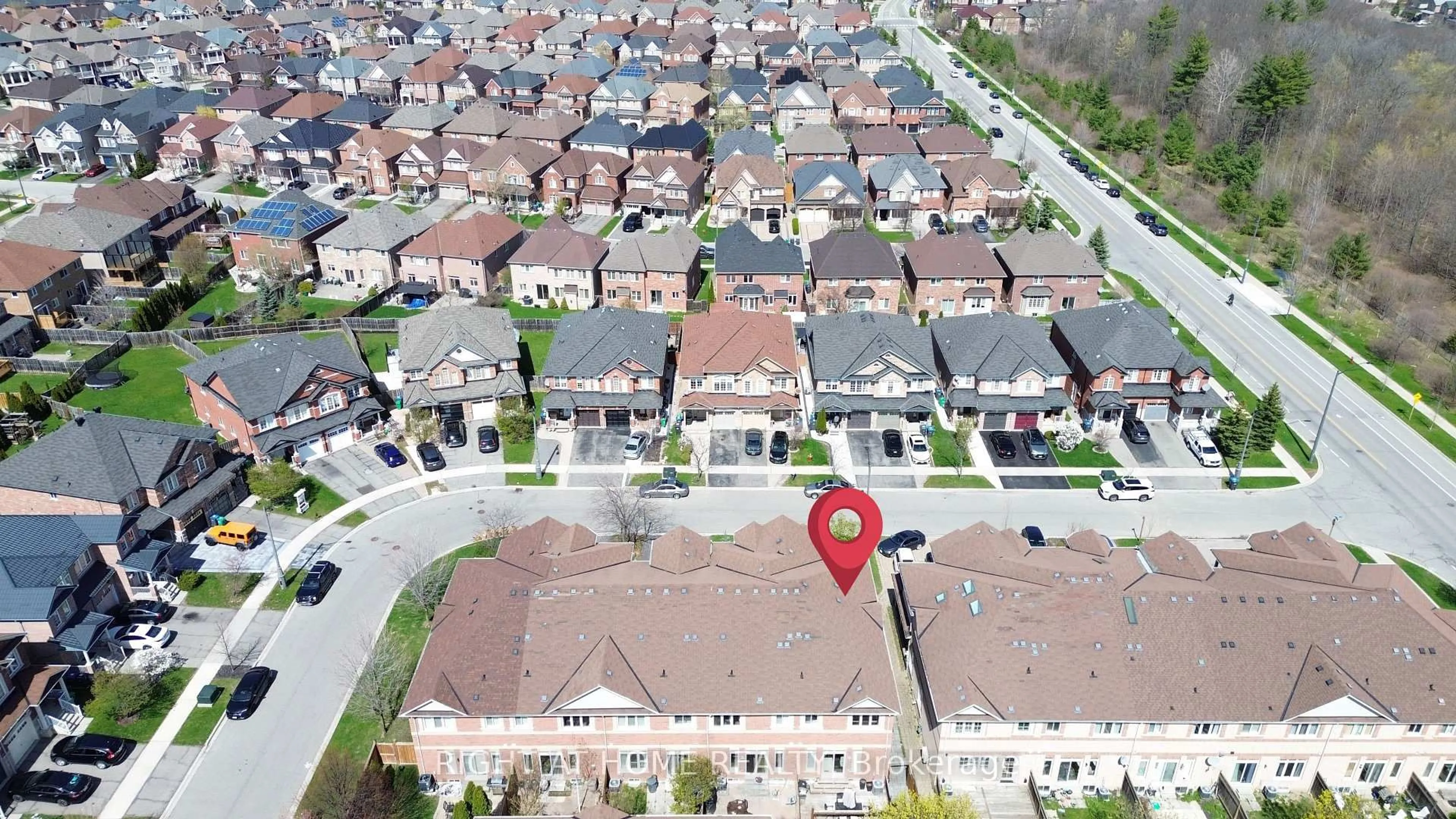 A pic from outside/outdoor area/front of a property/back of a property/a pic from drone, street for 5294 Roadside Way, Mississauga Ontario L5M 0H9