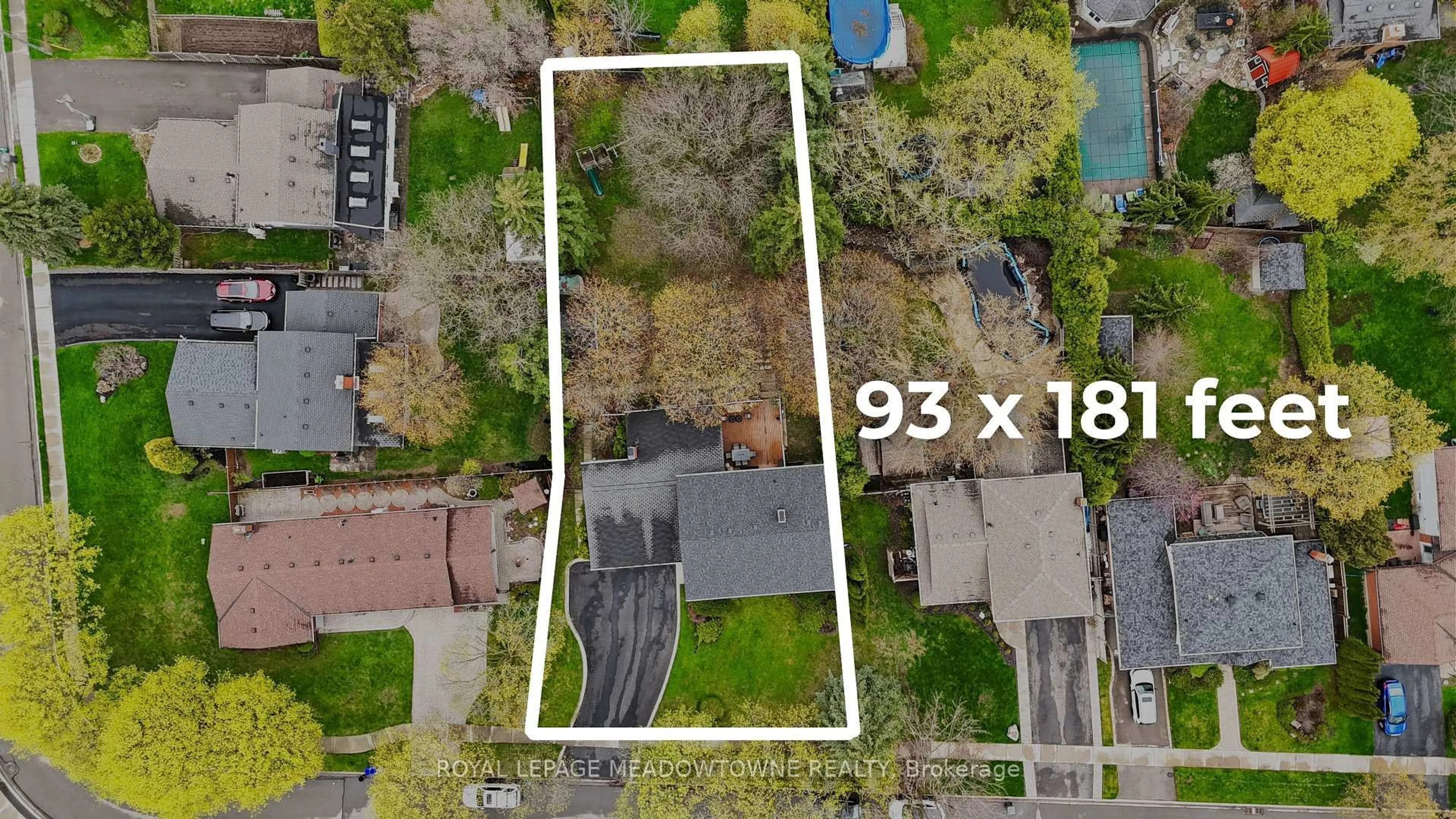 A pic from outside/outdoor area/front of a property/back of a property/a pic from drone, street for 415 Highside Dr, Milton Ontario L9T 1W9
