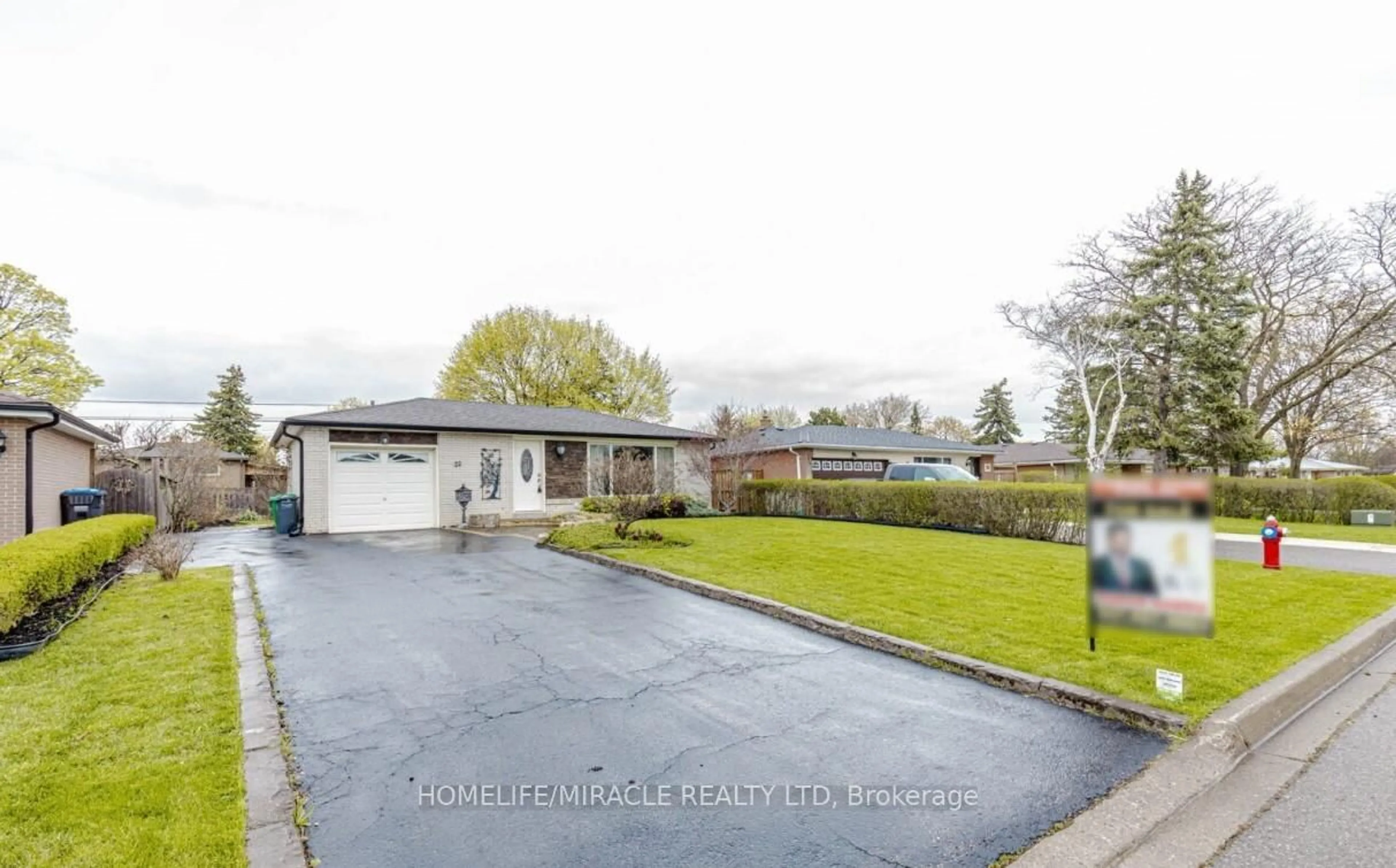 A pic from outside/outdoor area/front of a property/back of a property/a pic from drone, street for 22 Brentwood Dr, Brampton Ontario L6T 1P9