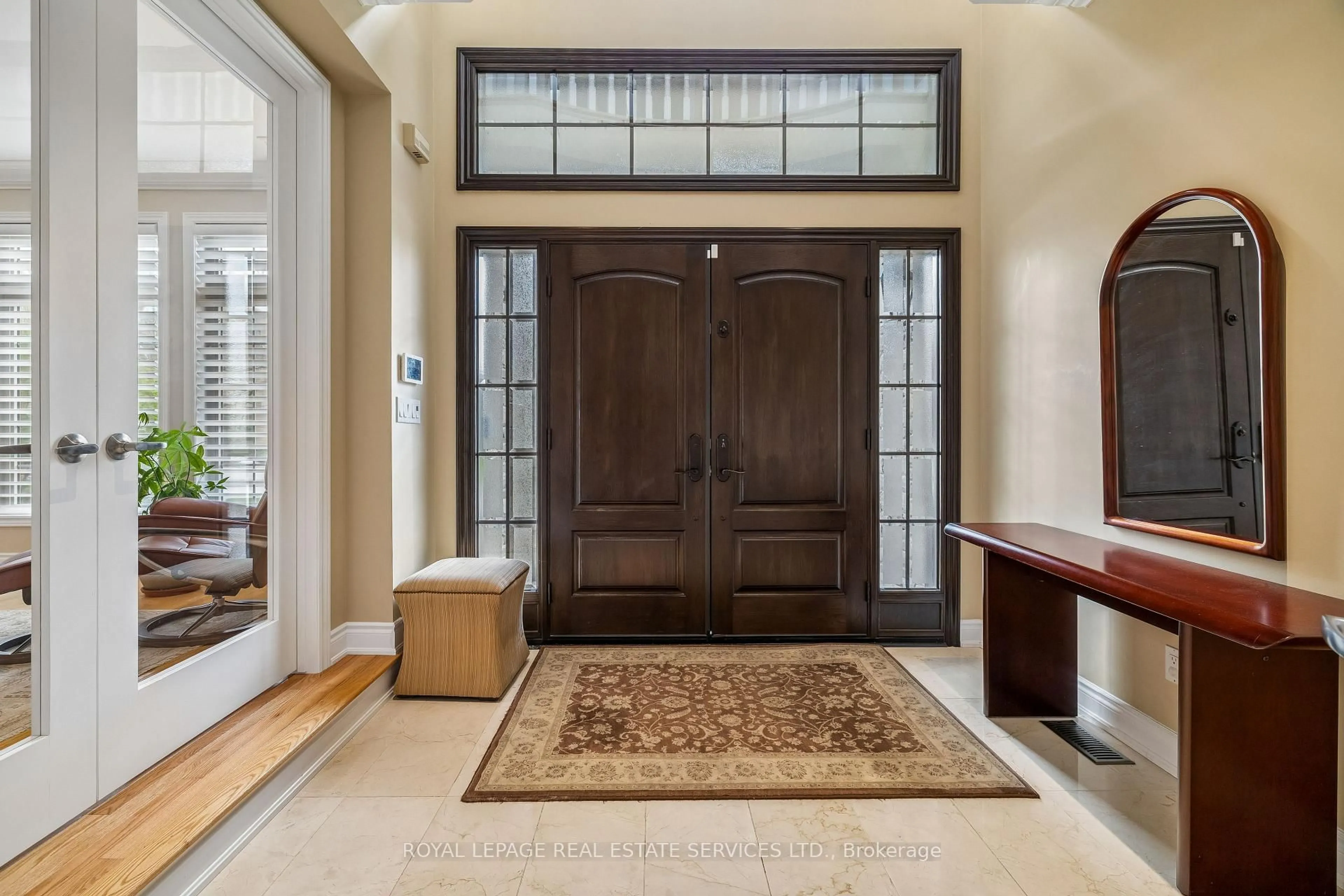 Indoor entryway for 1020 Valley Crest Circ, Oakville Ontario L6H 6W8