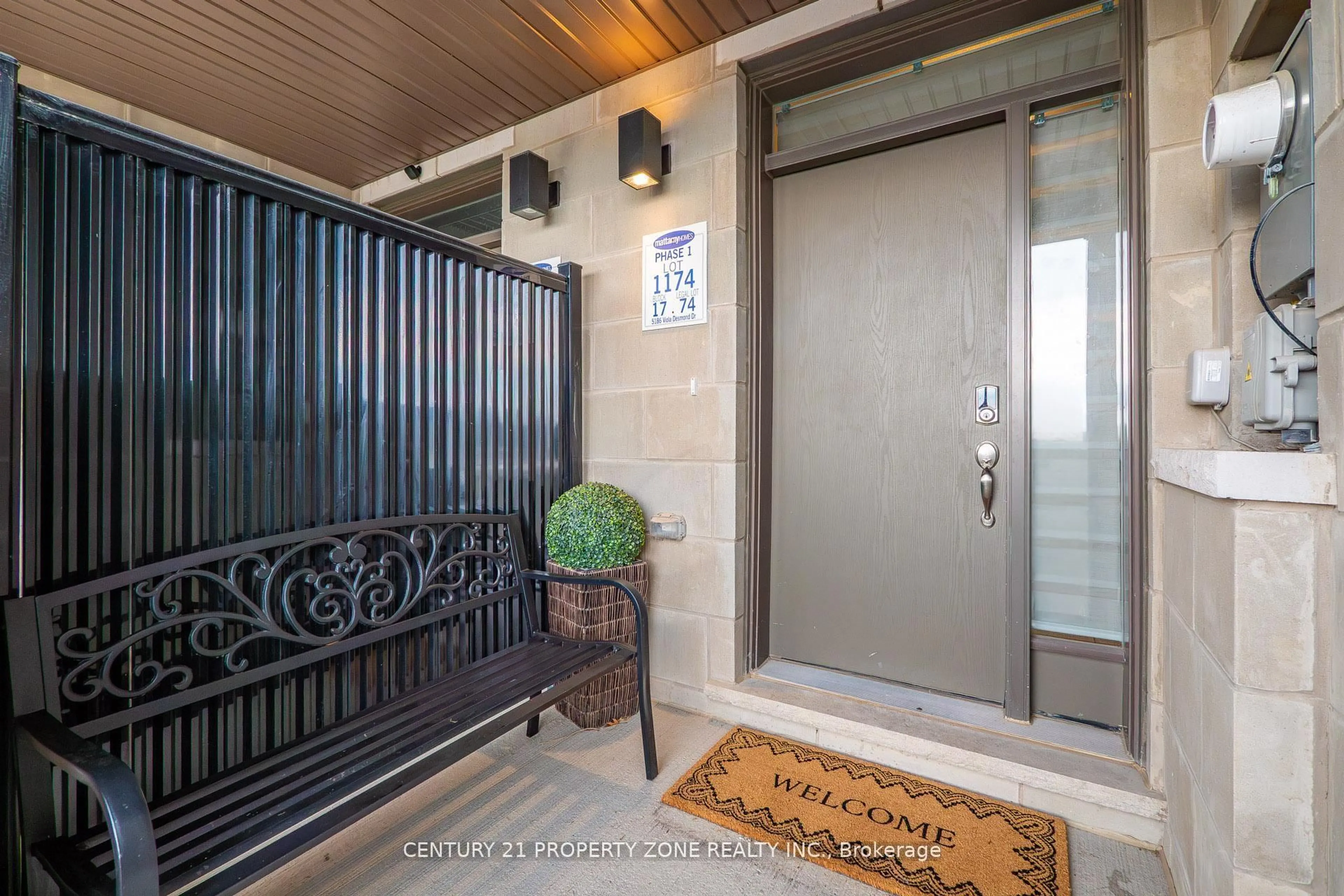 Indoor entryway for 5186 Viola Desmond Dr, Mississauga Ontario L5M 2S7