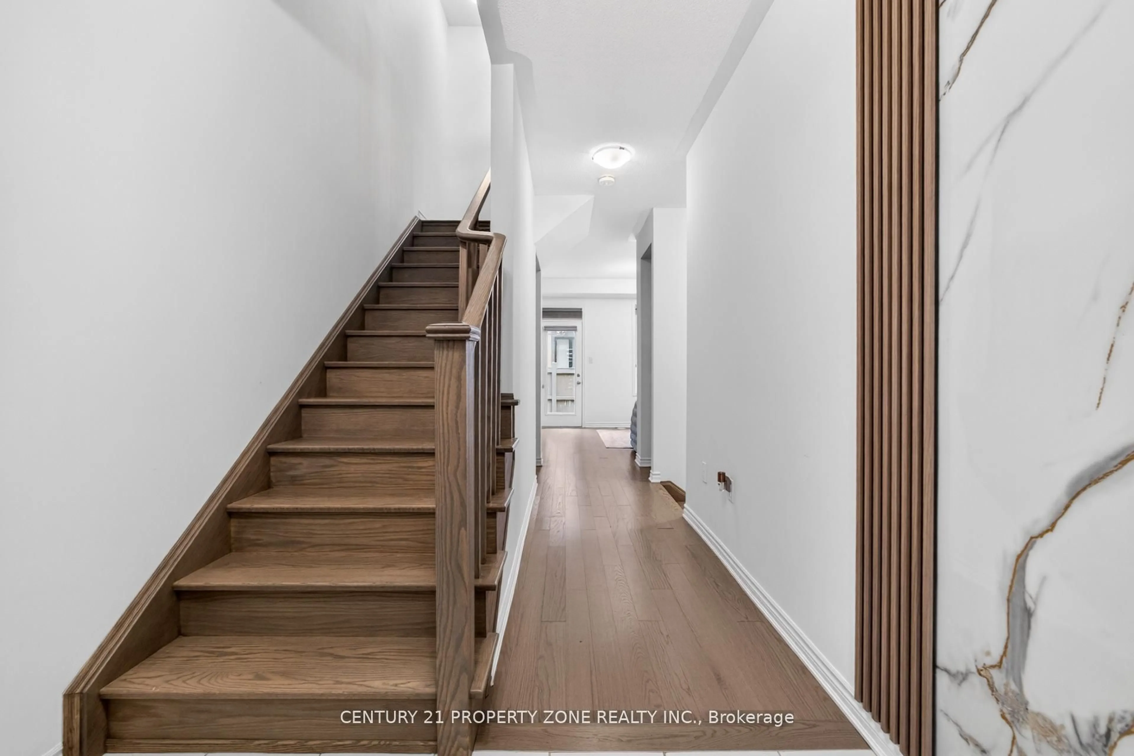 Indoor entryway for 5186 Viola Desmond Dr, Mississauga Ontario L5M 2S7