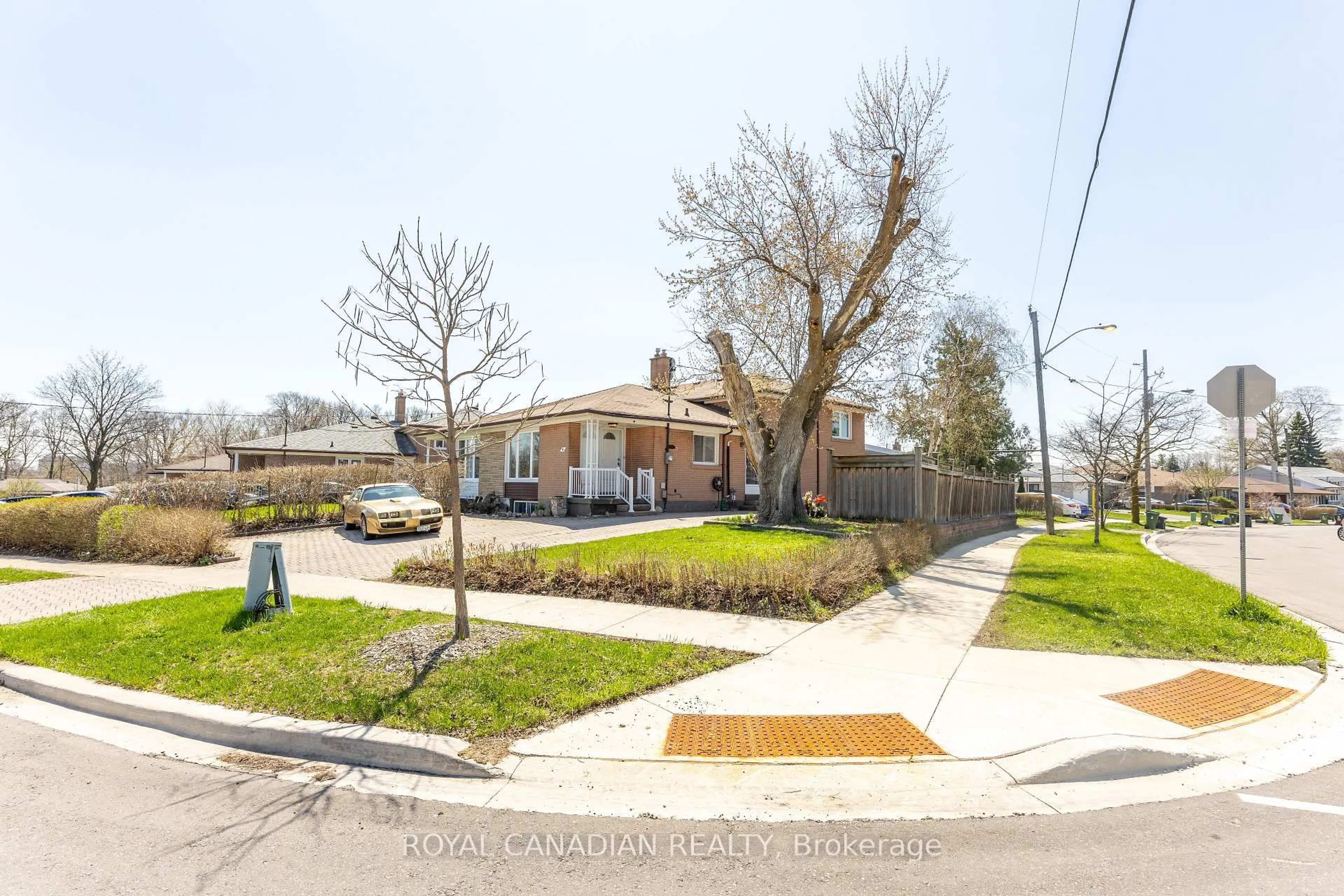 A pic from outside/outdoor area/front of a property/back of a property/a pic from drone, street for 16 Gambello Cres, Toronto Ontario M3J 1W3