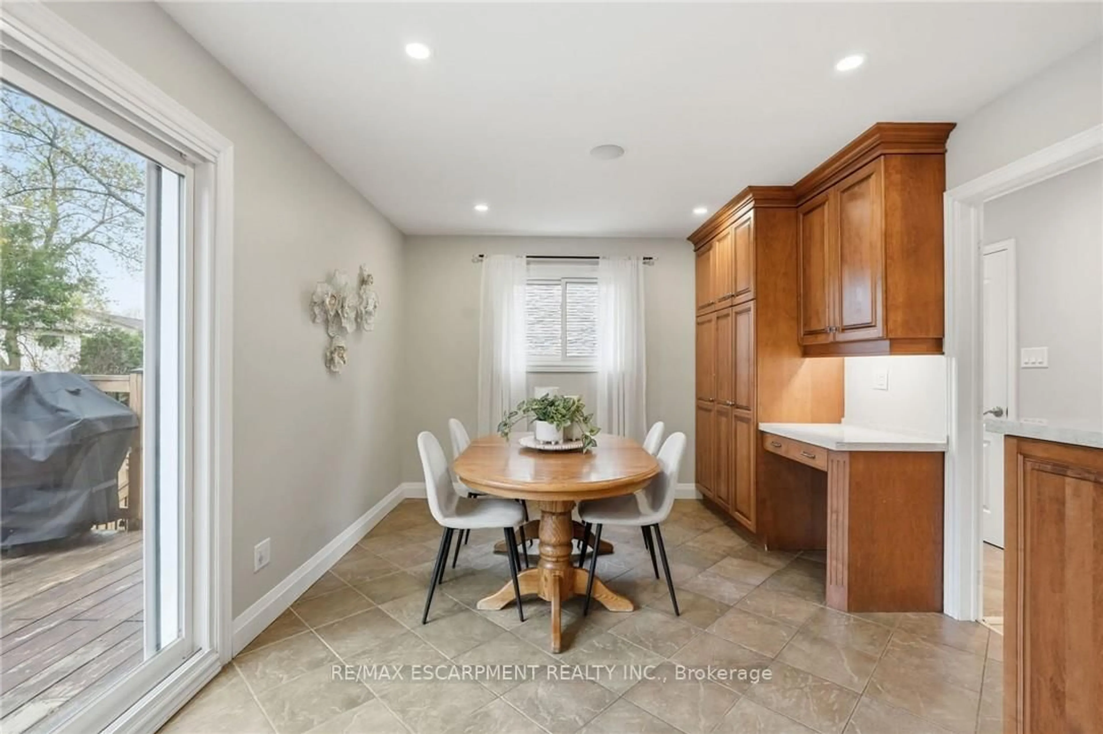 Unknown for 2401 SINCLAIR Circ, Burlington Ontario L7P 3C2