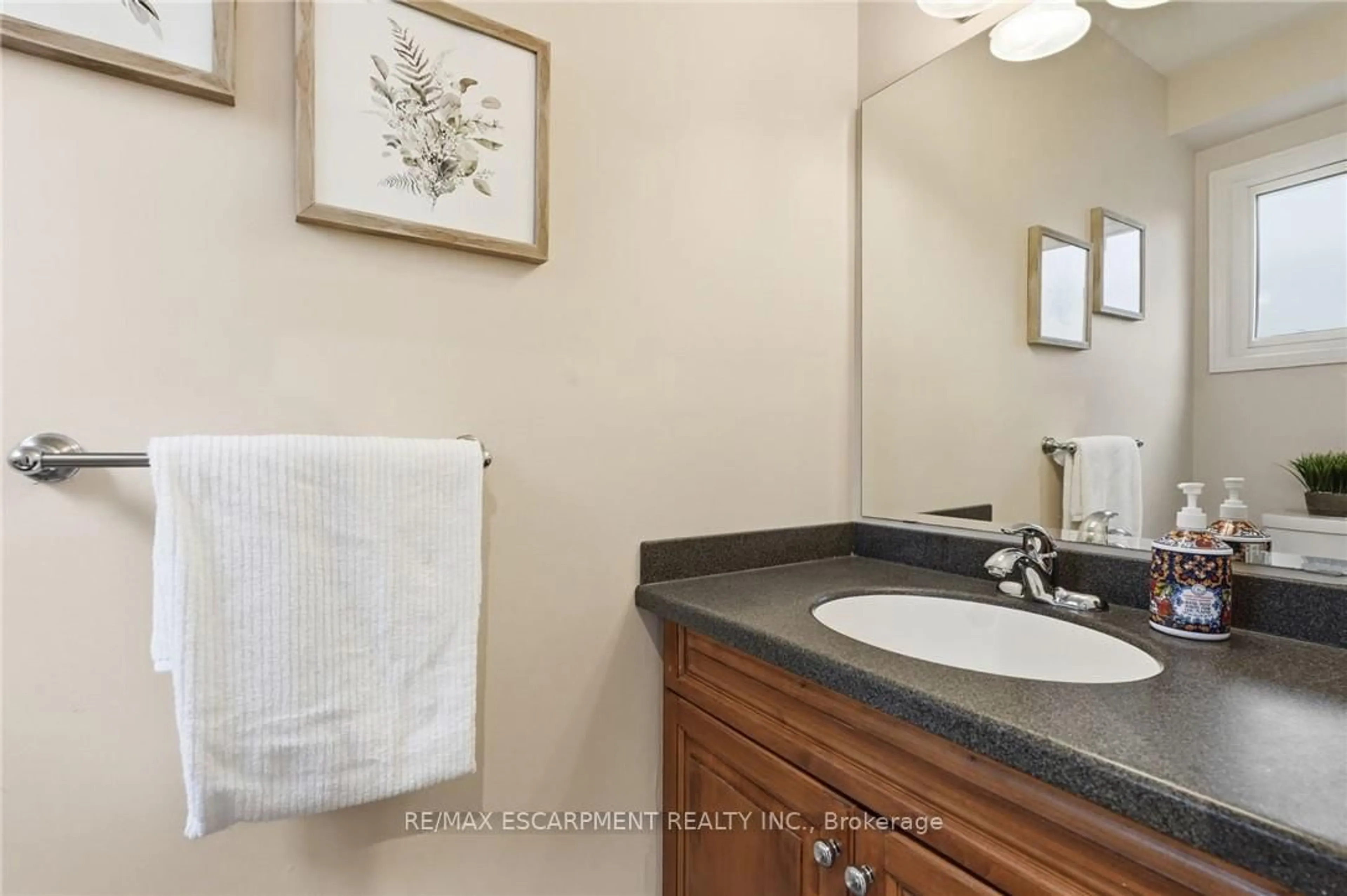 Standard bathroom, ceramic/tile floor for 2401 SINCLAIR Circ, Burlington Ontario L7P 3C2