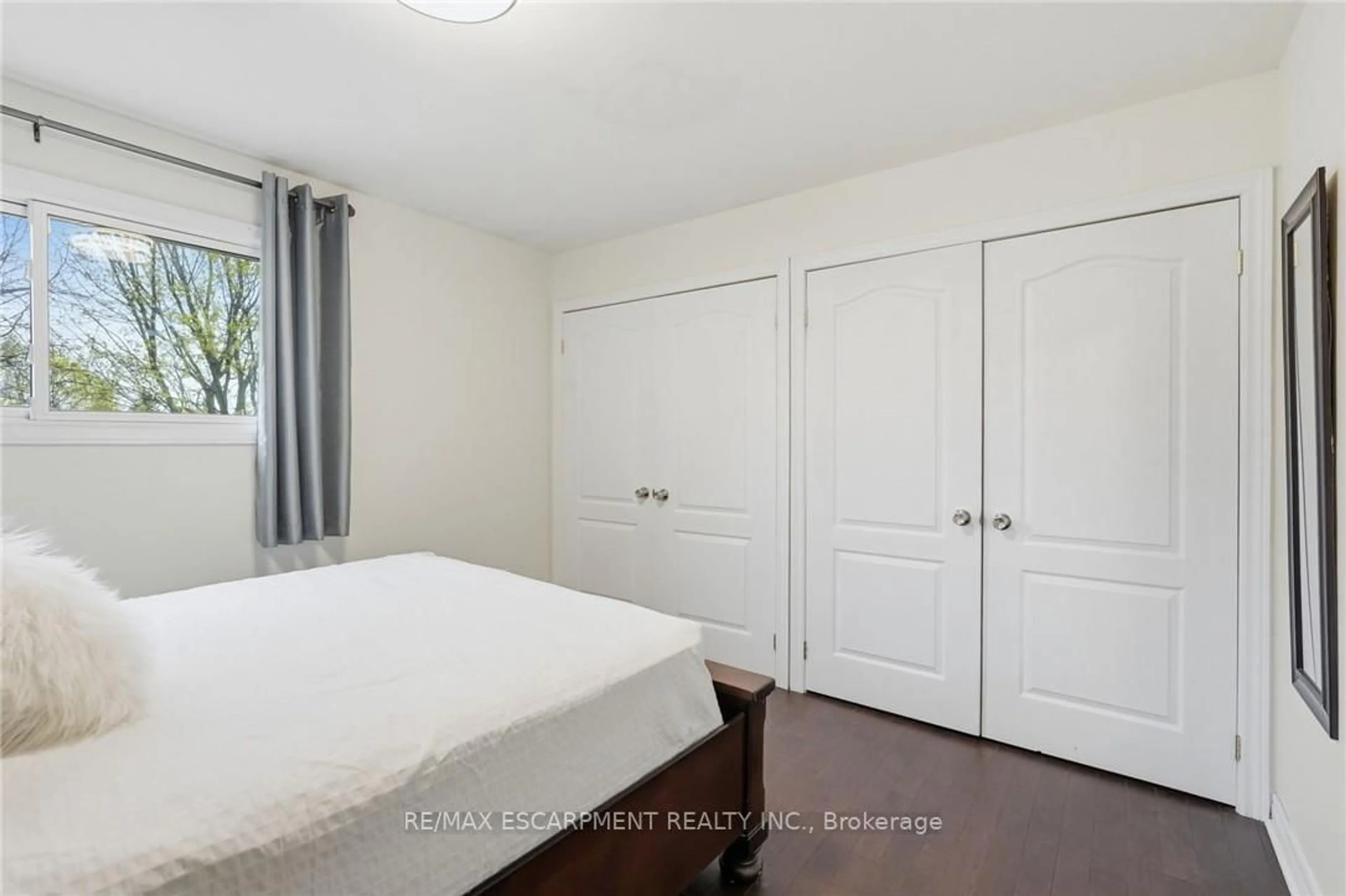 A pic of a room for 2401 SINCLAIR Circ, Burlington Ontario L7P 3C2