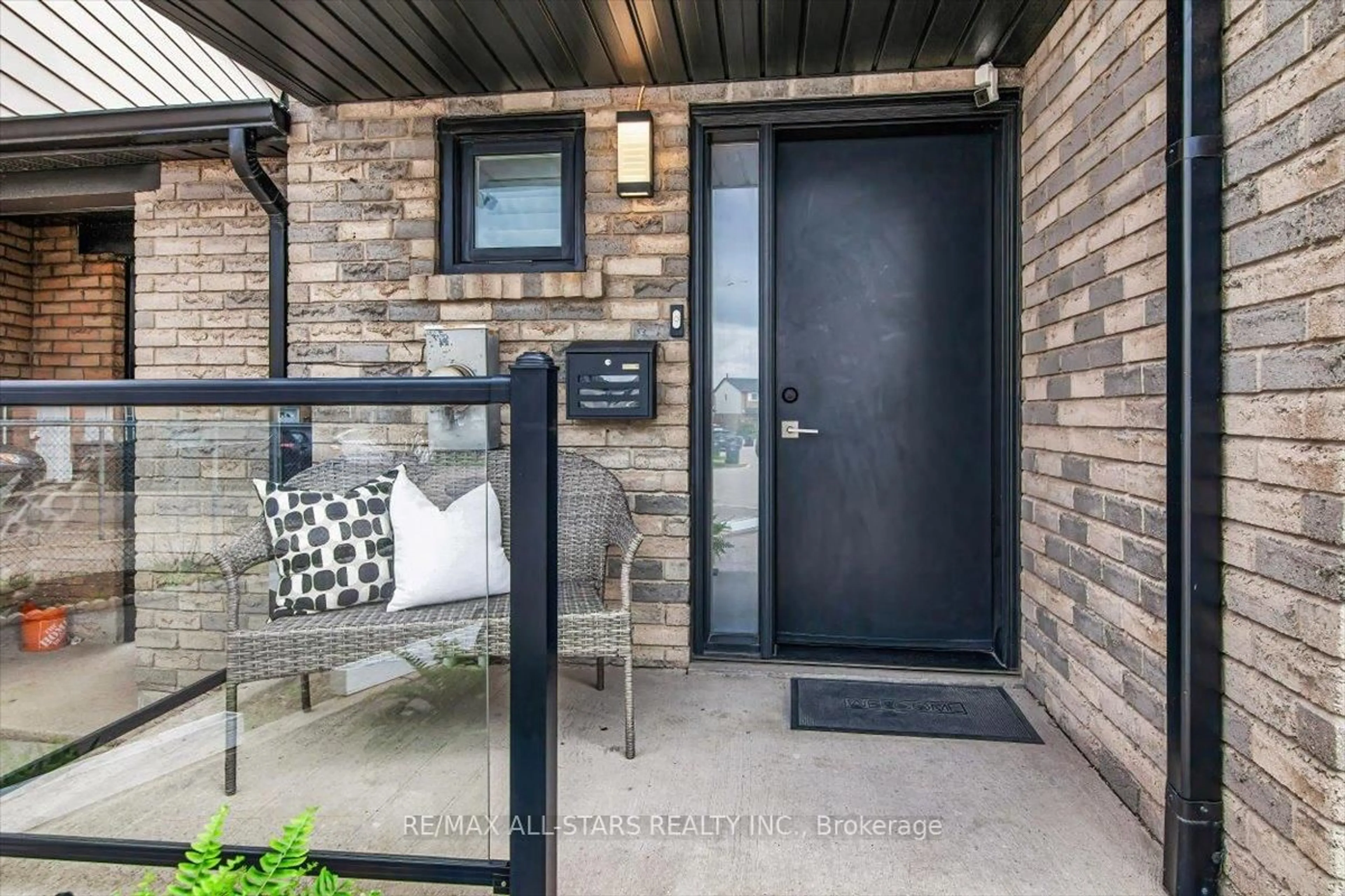 Indoor entryway for 687 Carrying Pl, Mississauga Ontario L5C 3W6