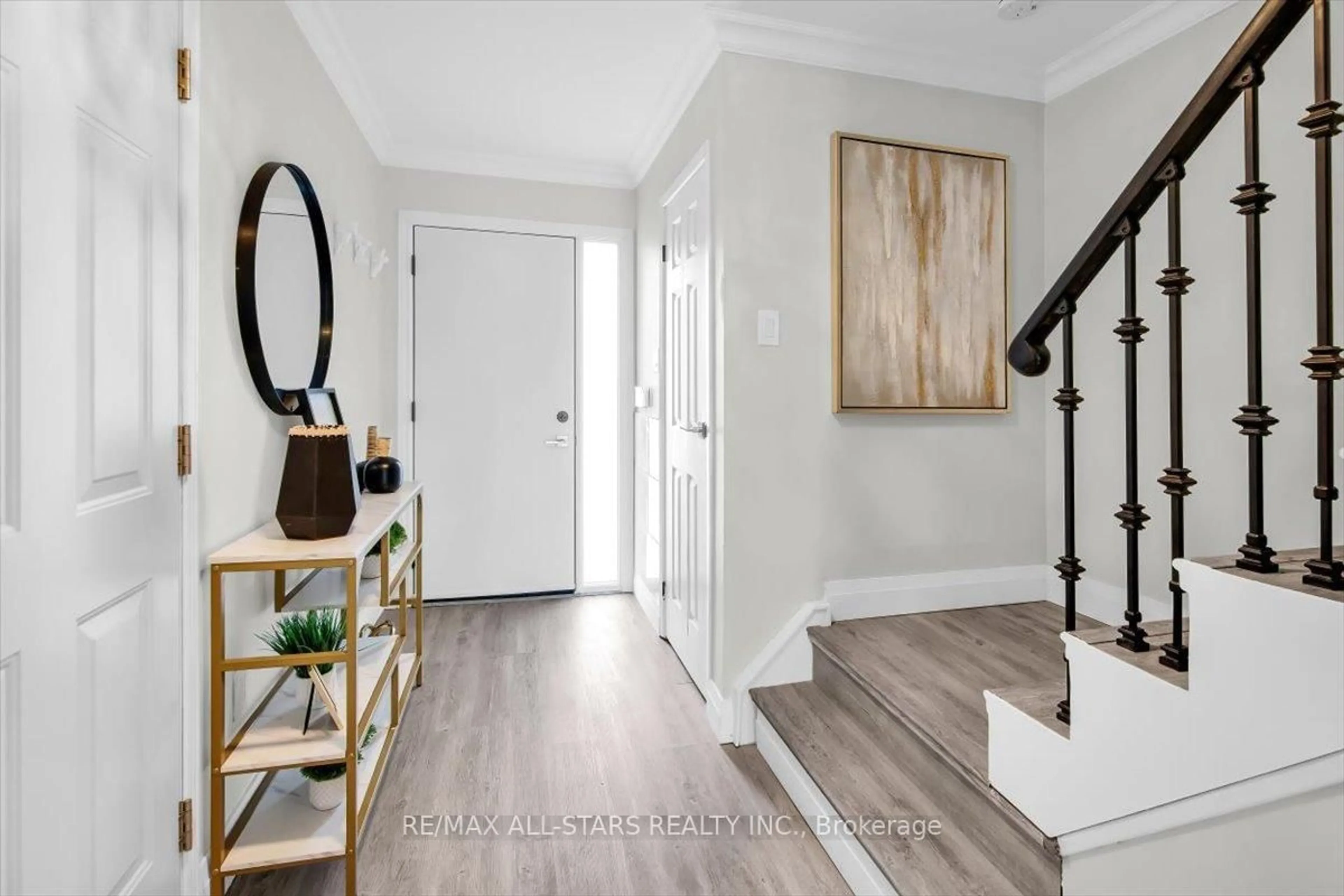 Indoor entryway for 687 Carrying Pl, Mississauga Ontario L5C 3W6