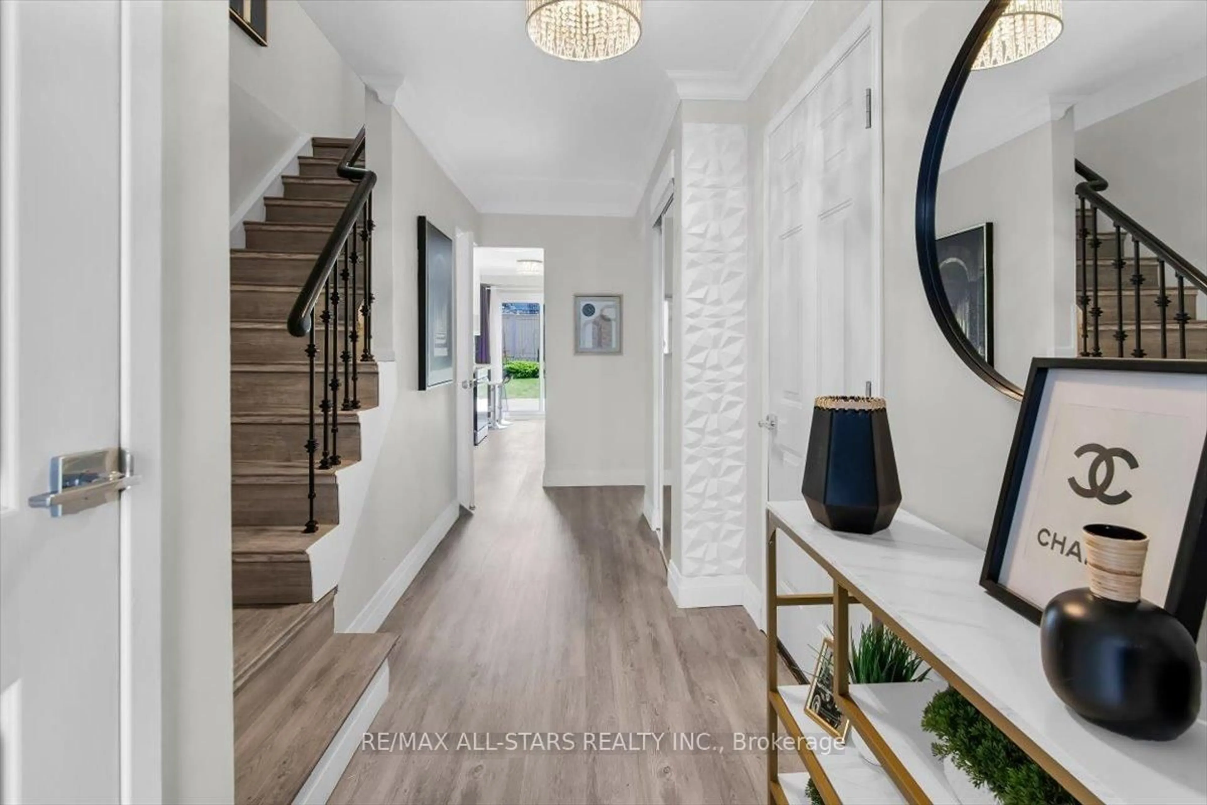 Indoor entryway for 687 Carrying Pl, Mississauga Ontario L5C 3W6
