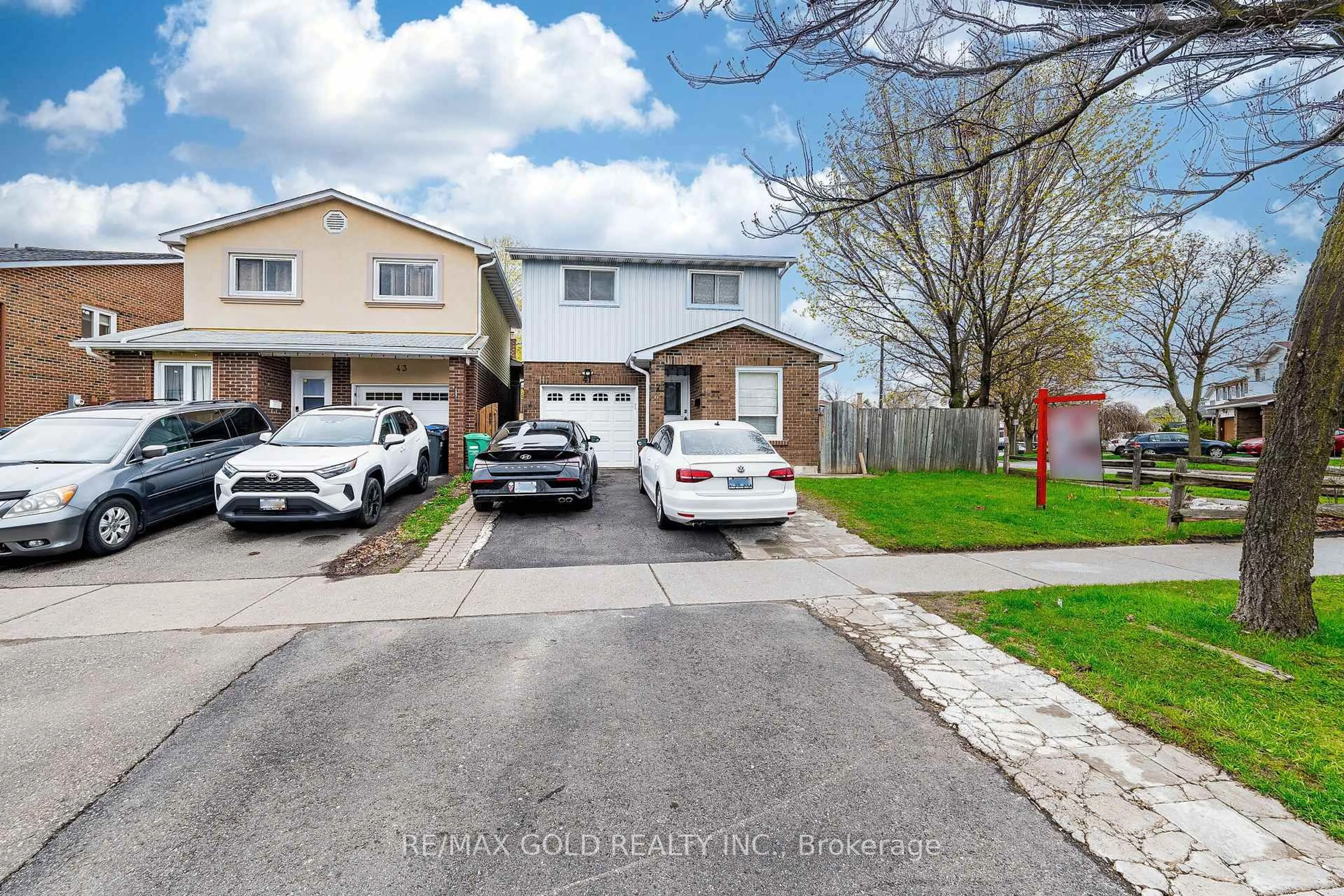 A pic from outside/outdoor area/front of a property/back of a property/a pic from drone, street for 41 Simmons Blvd, Brampton Ontario L6V 3W5
