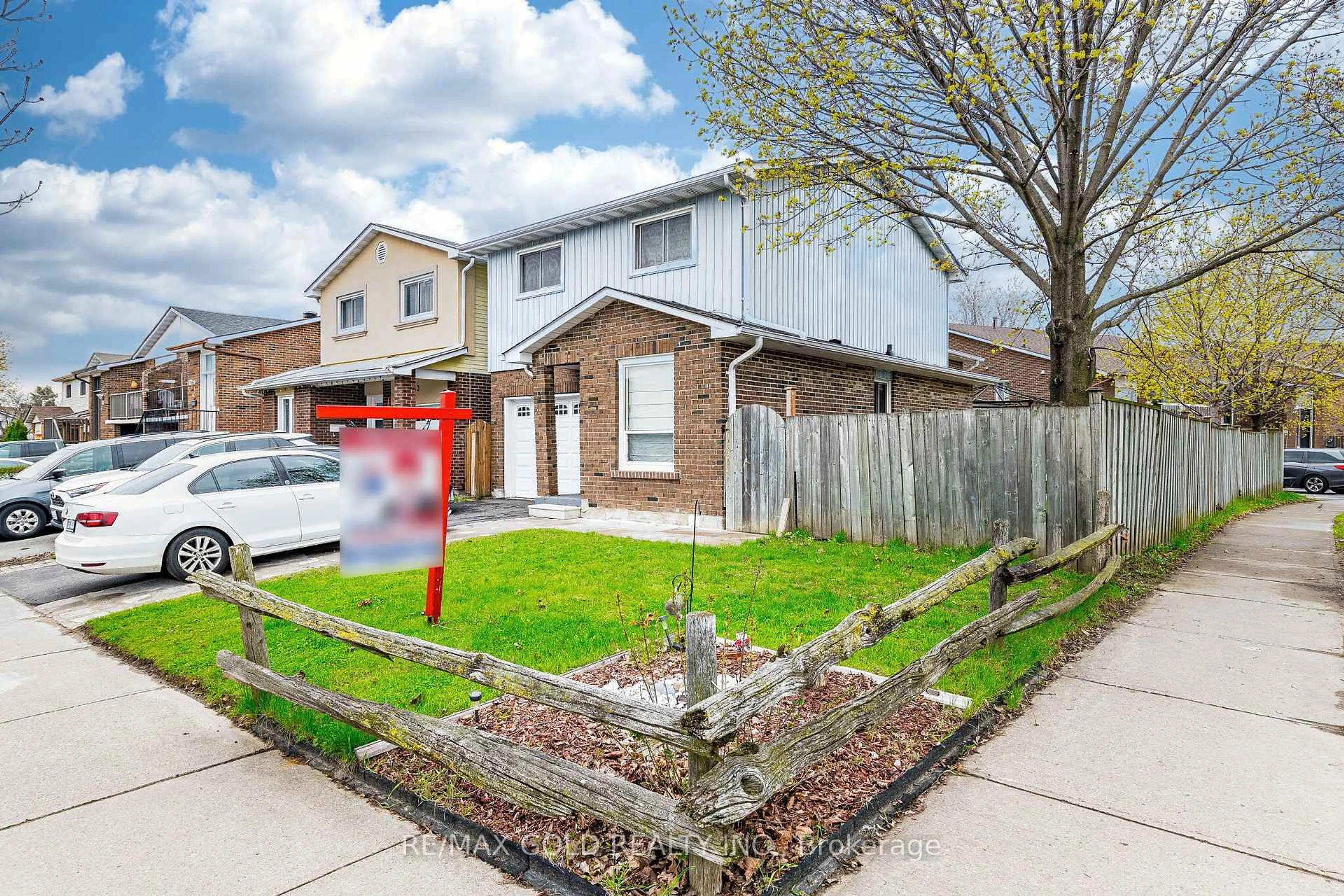 A pic from outside/outdoor area/front of a property/back of a property/a pic from drone, street for 41 Simmons Blvd, Brampton Ontario L6V 3W5