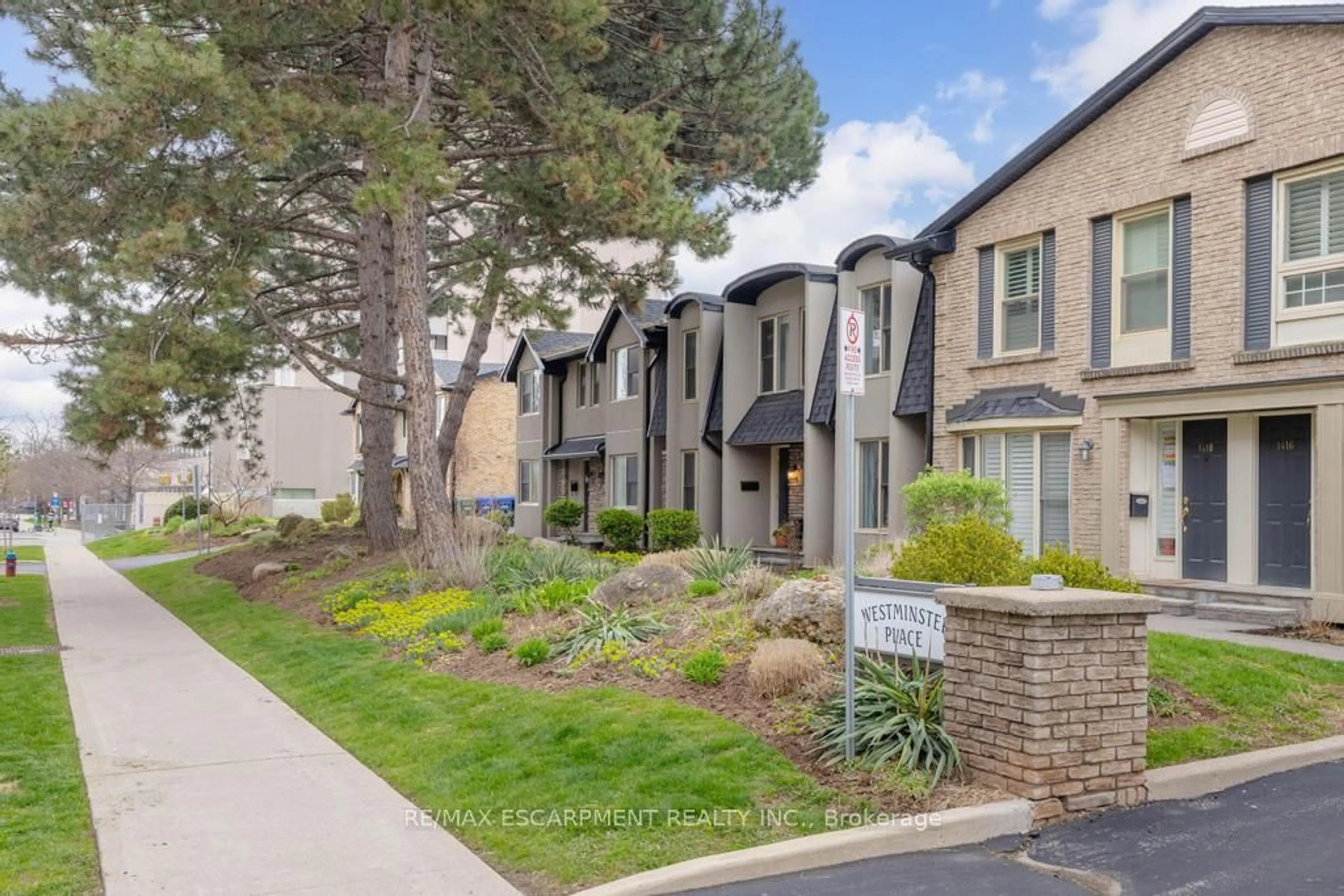 A pic from outside/outdoor area/front of a property/back of a property/a pic from drone, street for 1422 GHENT Ave, Burlington Ontario L7S 1W8