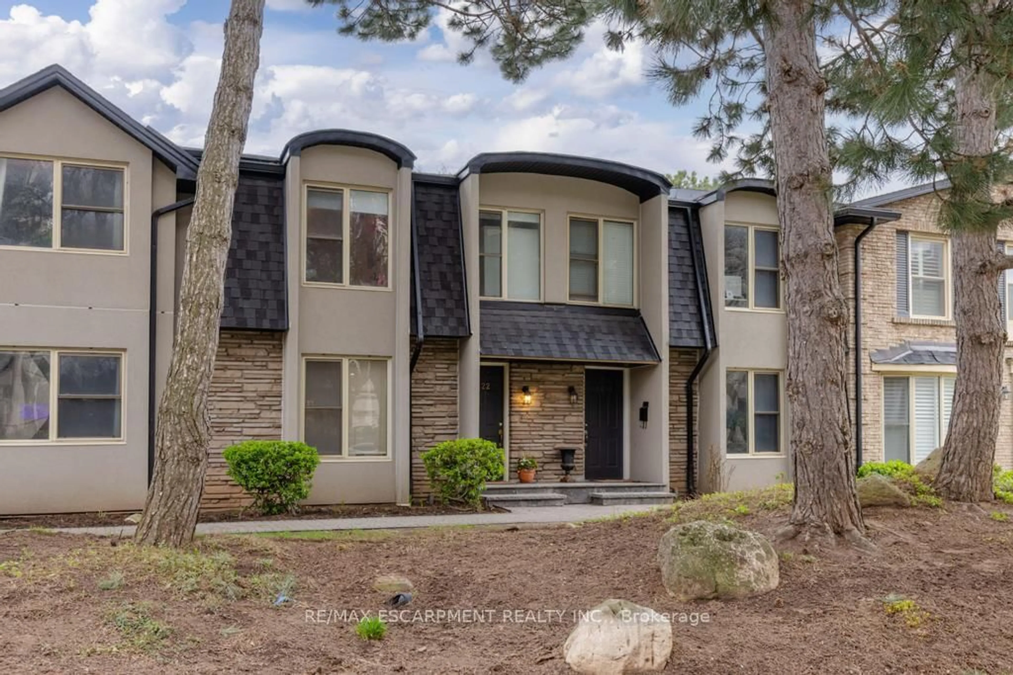 Home with brick exterior material, mountain view for 1422 GHENT Ave, Burlington Ontario L7S 1W8