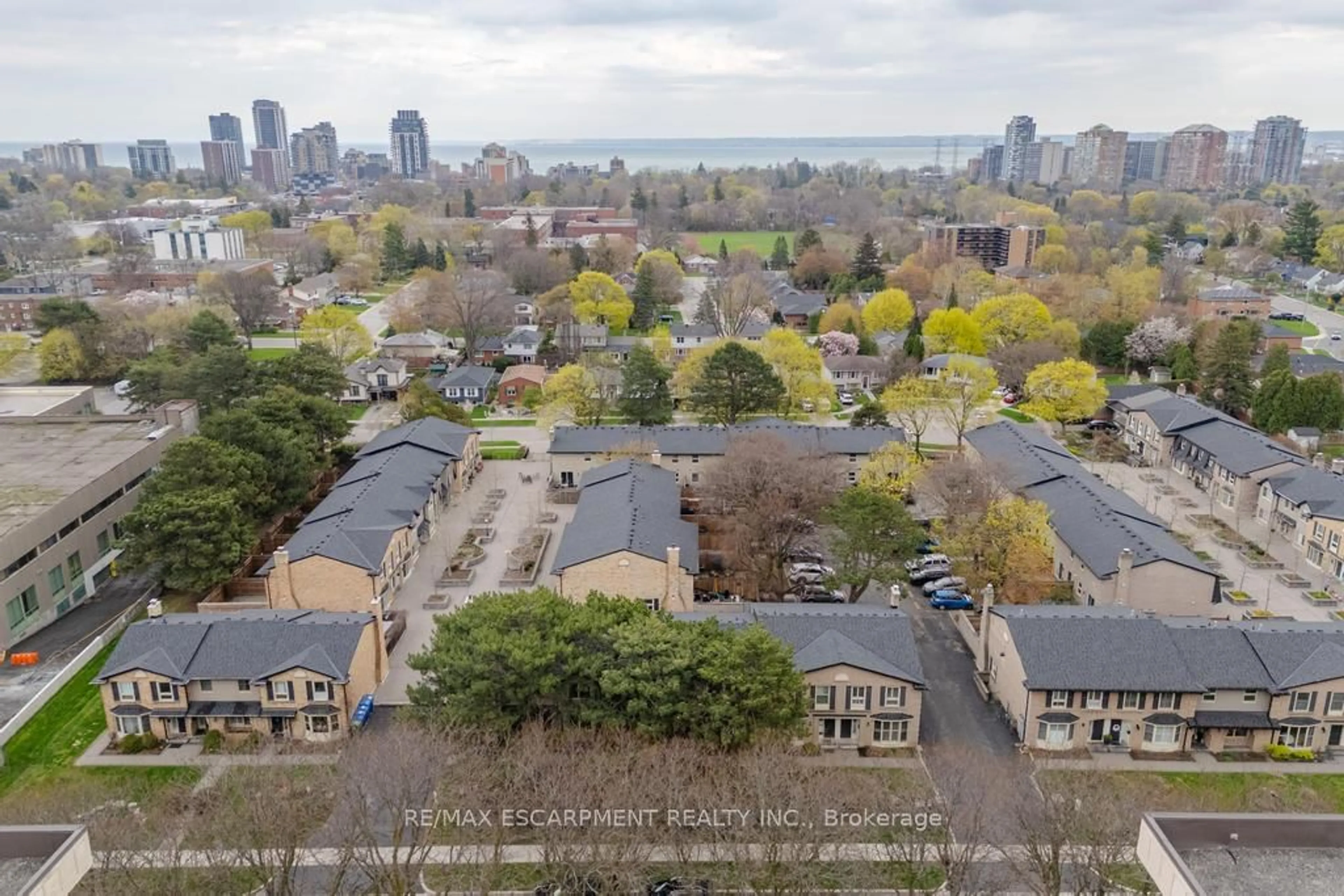 A pic from outside/outdoor area/front of a property/back of a property/a pic from drone, city buildings view from balcony for 1422 GHENT Ave, Burlington Ontario L7S 1W8