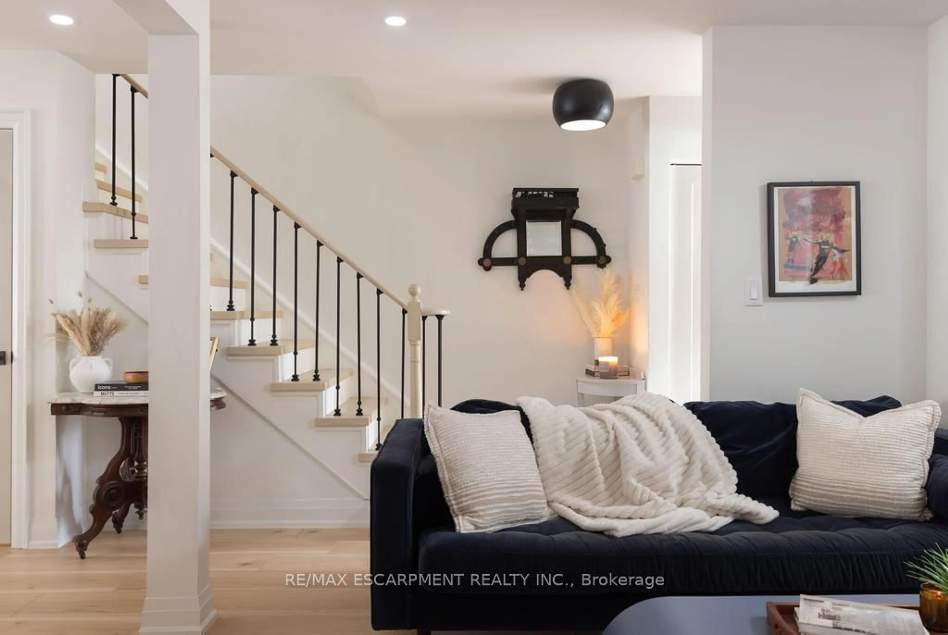 Indoor entryway for 1422 GHENT Ave, Burlington Ontario L7S 1W8