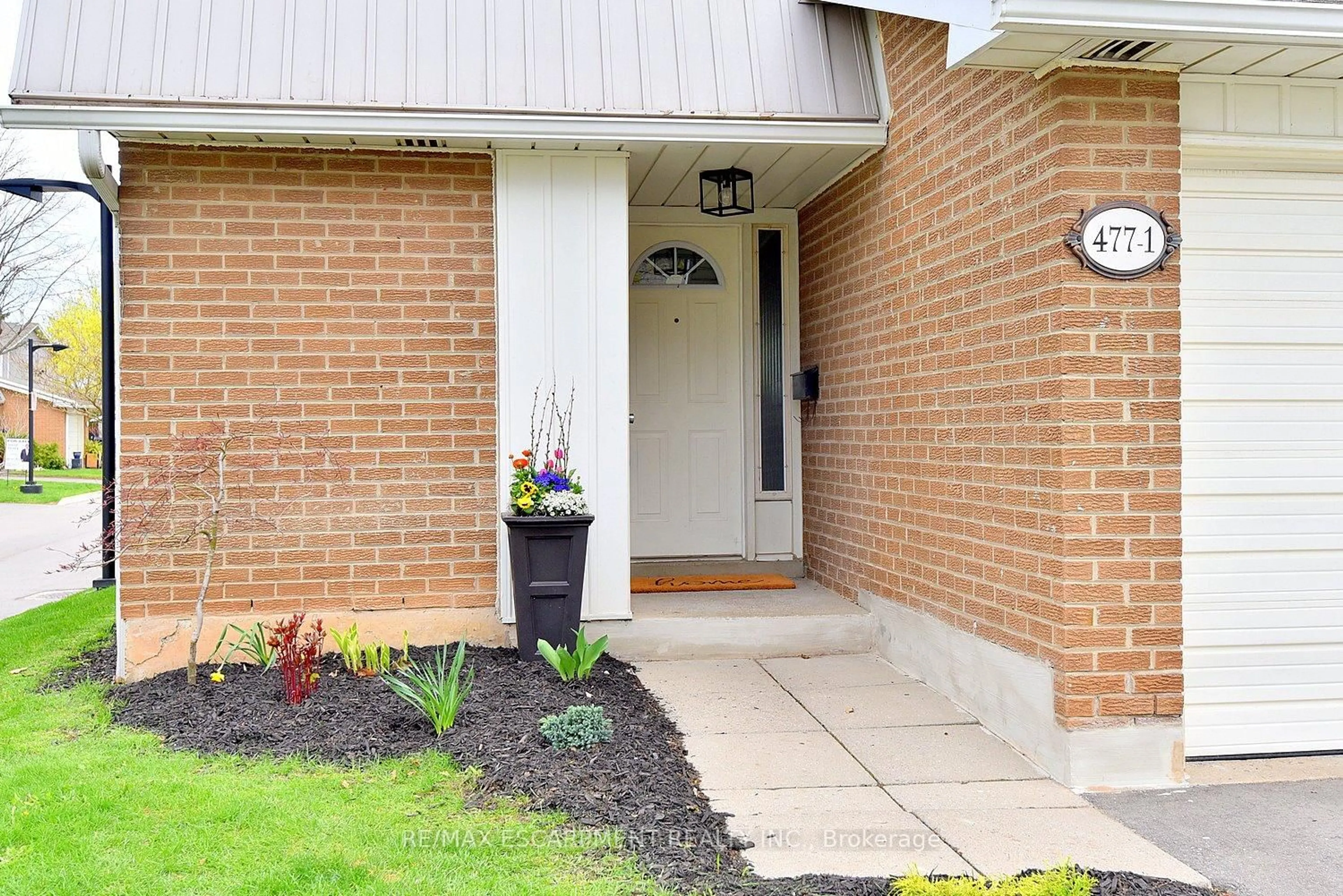 Indoor entryway for 477 Woodview Rd #1, Burlington Ontario L7N 2Z9