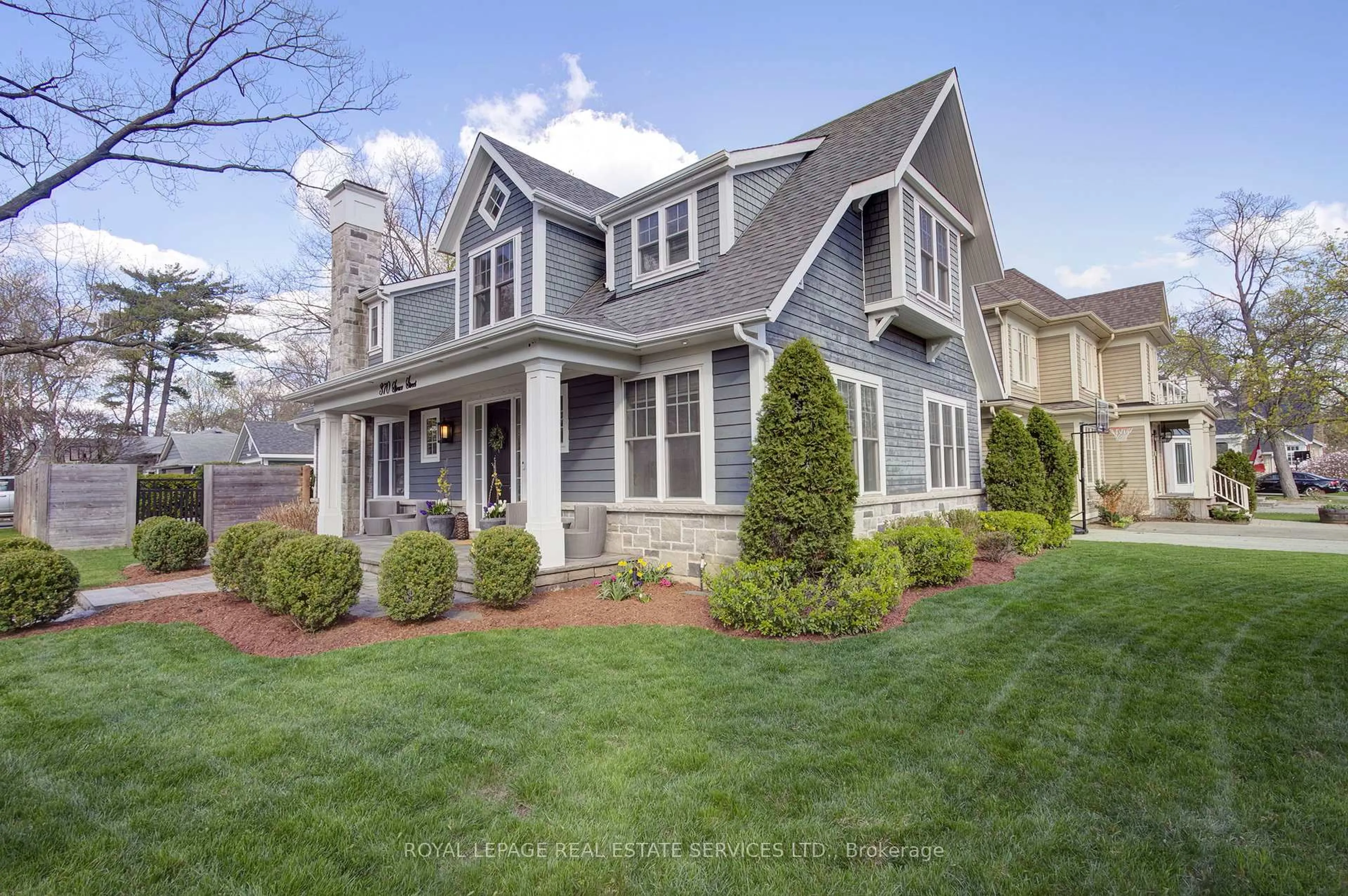 Home with vinyl exterior material, street for 370 Spruce St, Oakville Ontario L6J 2H2