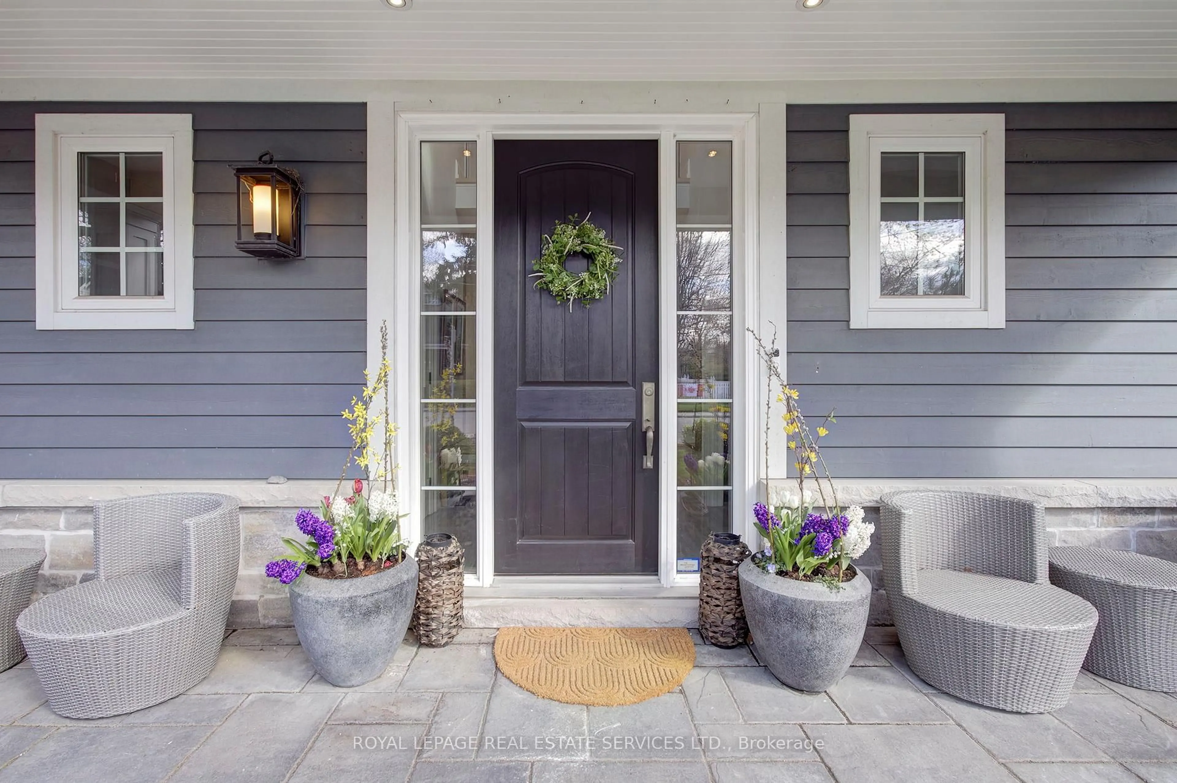Indoor entryway for 370 Spruce St, Oakville Ontario L6J 2H2