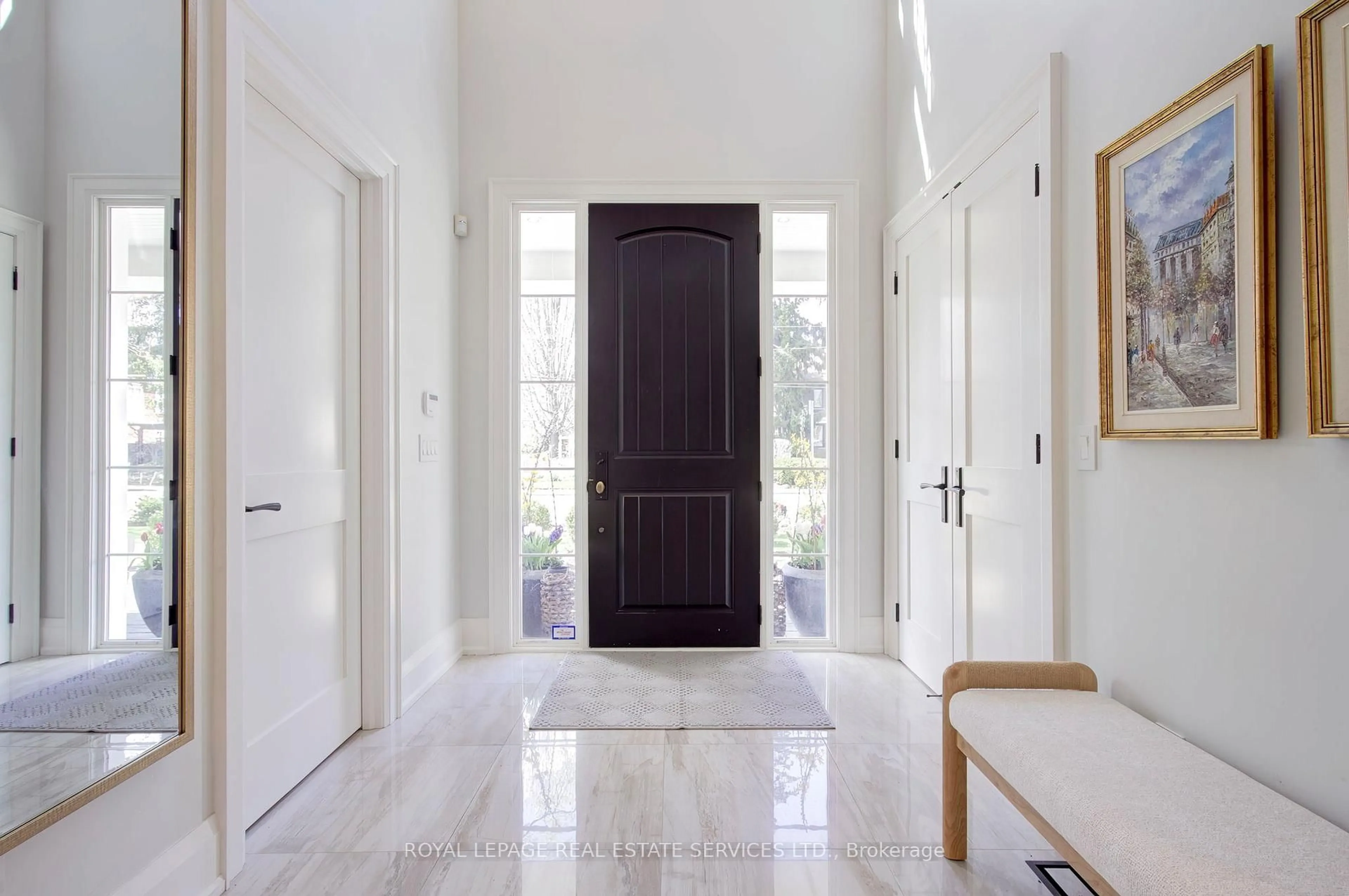 Indoor entryway for 370 Spruce St, Oakville Ontario L6J 2H2