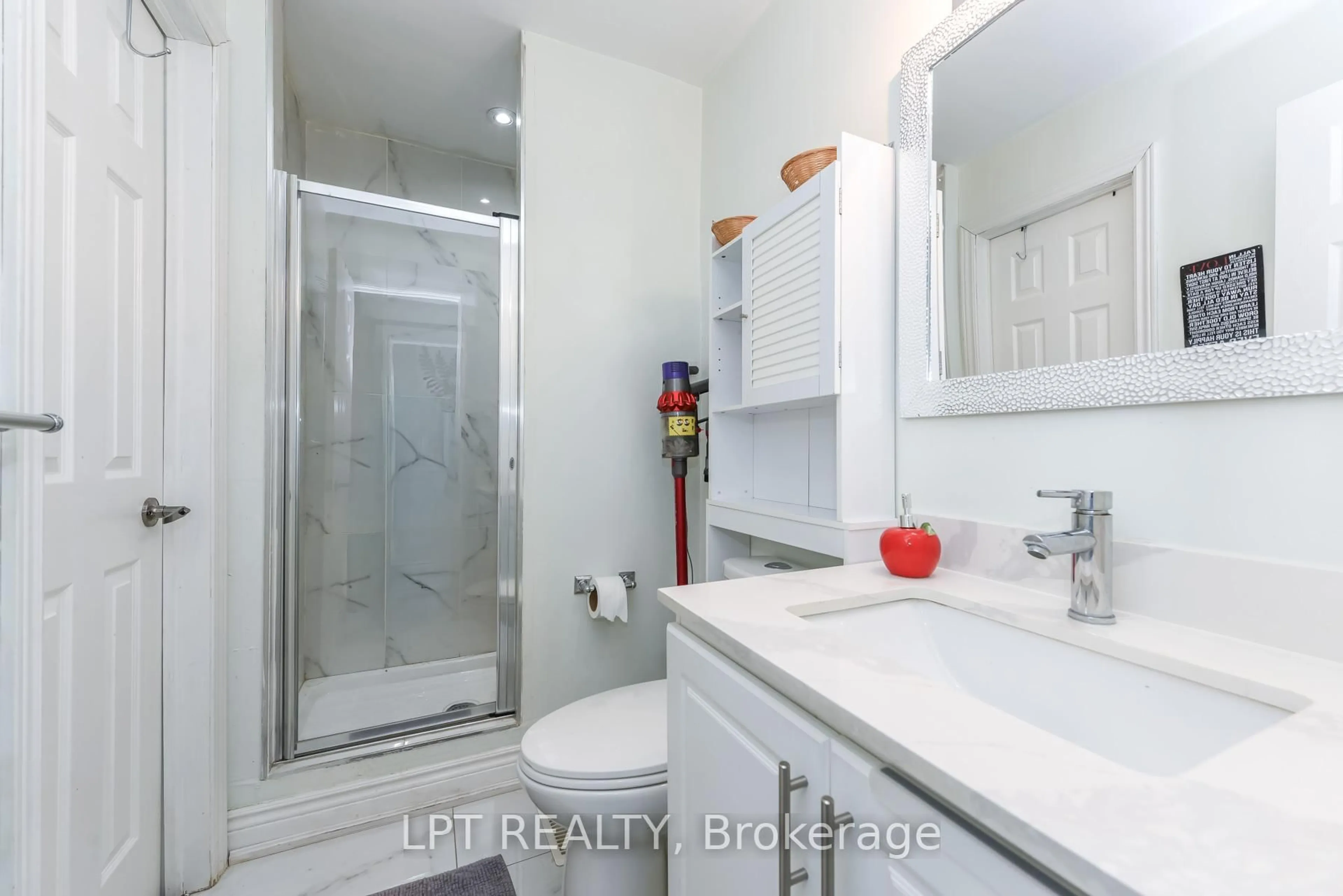 Standard bathroom, ceramic/tile floor for 7101 Codlin Ave, Mississauga Ontario L4T 2M3