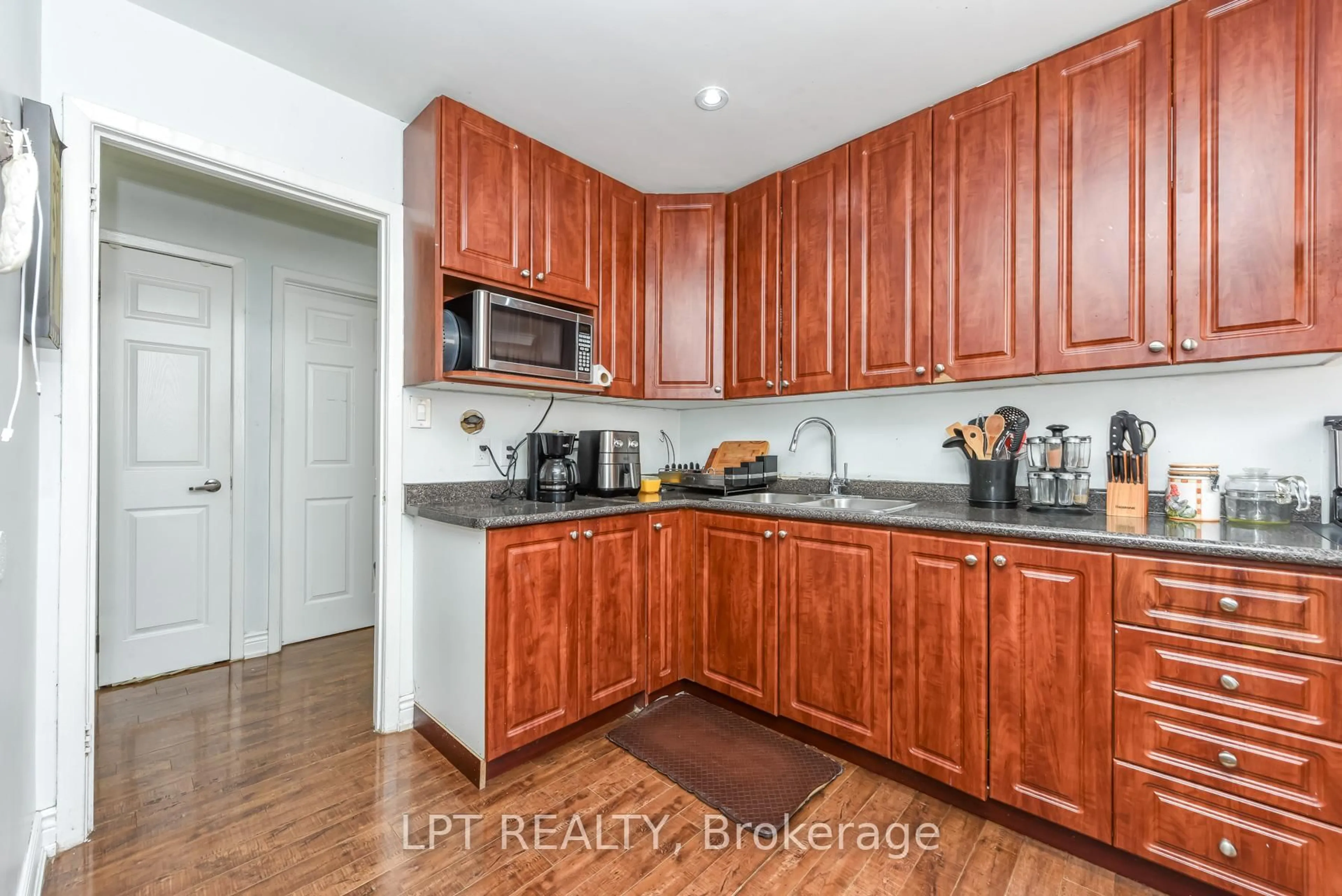 Standard kitchen, wood/laminate floor for 7101 Codlin Ave, Mississauga Ontario L4T 2M3