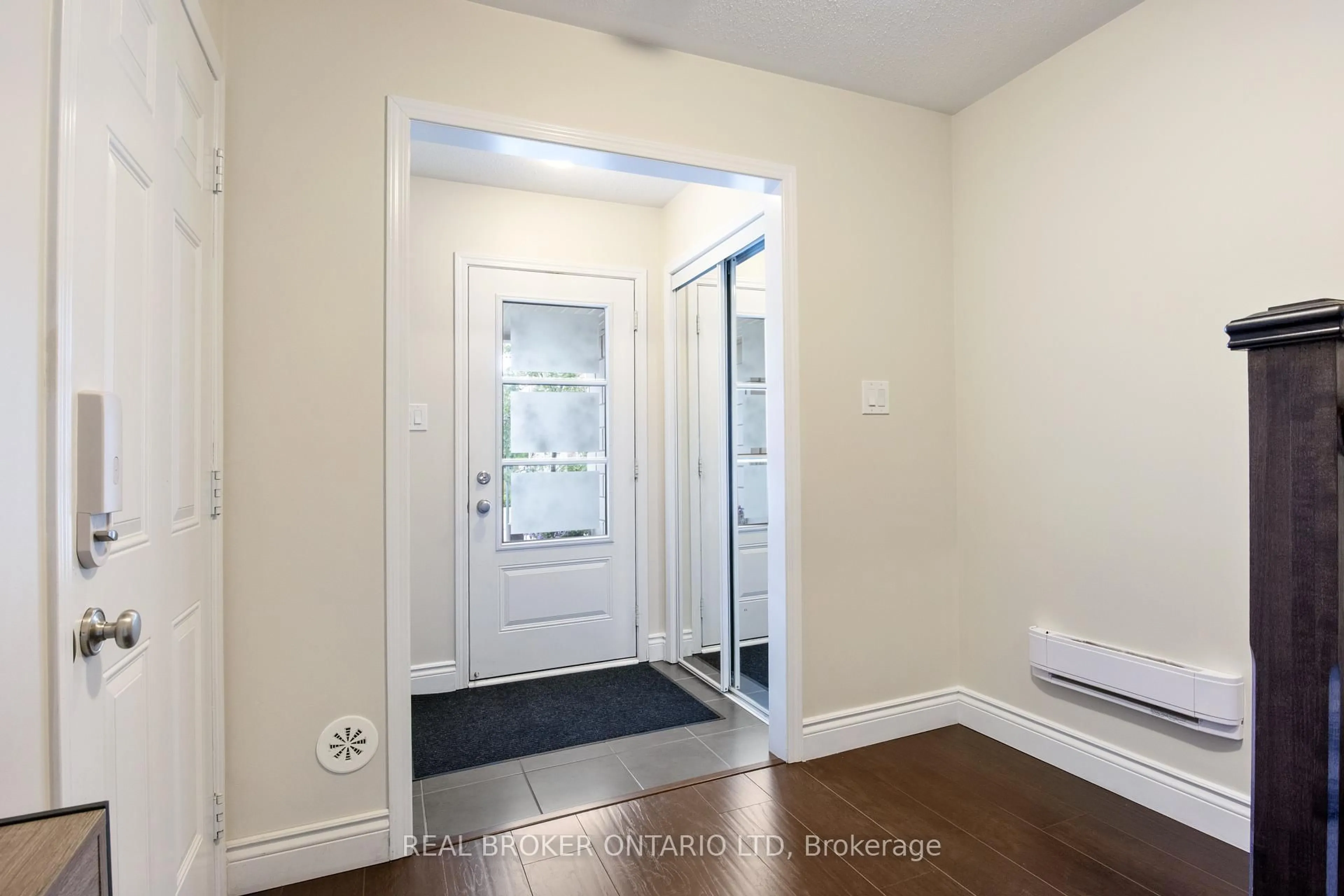 Indoor entryway for 100 Baycliffe Cres #34, Brampton Ontario L7A 3Z4