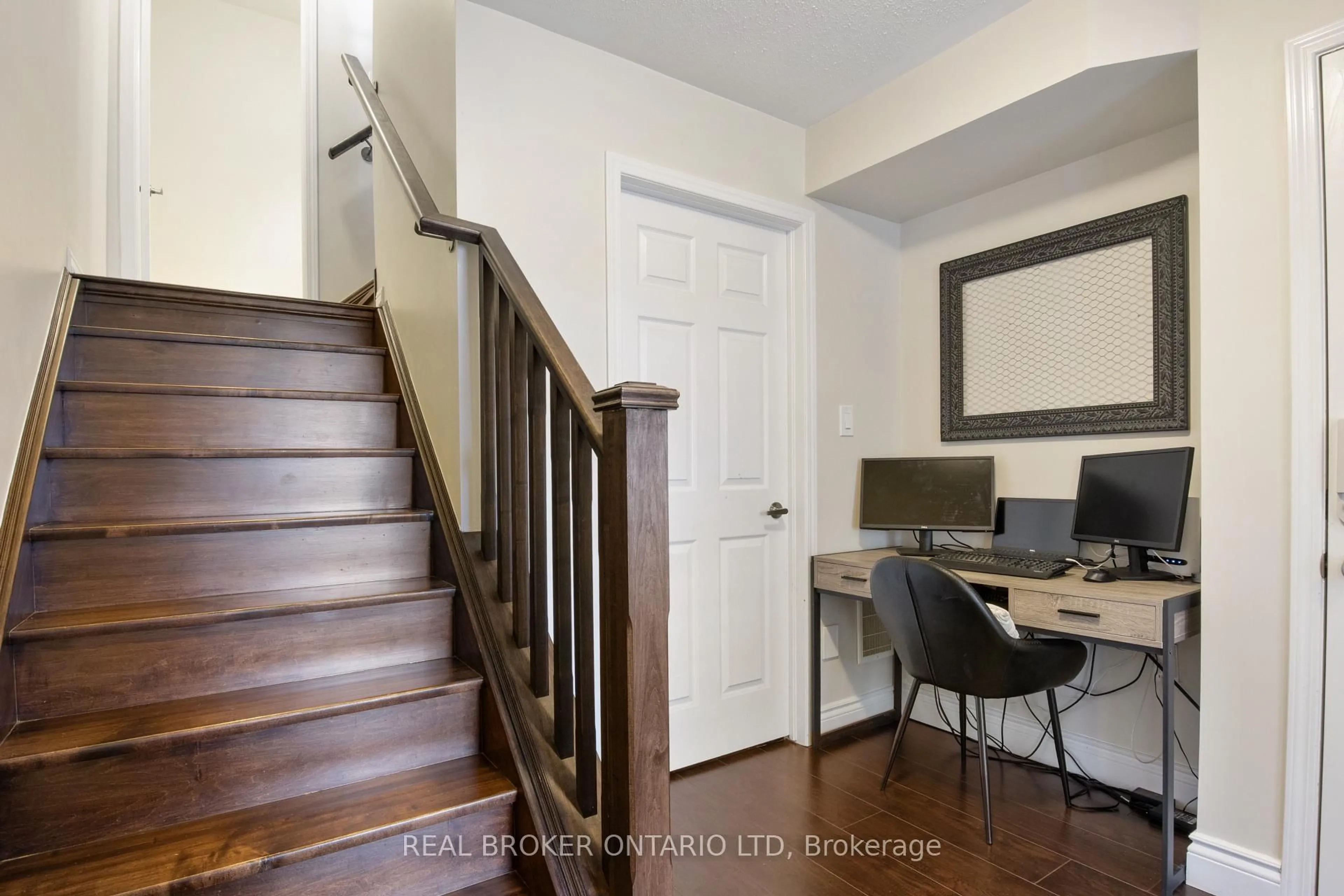 Indoor entryway for 100 Baycliffe Cres #34, Brampton Ontario L7A 3Z4