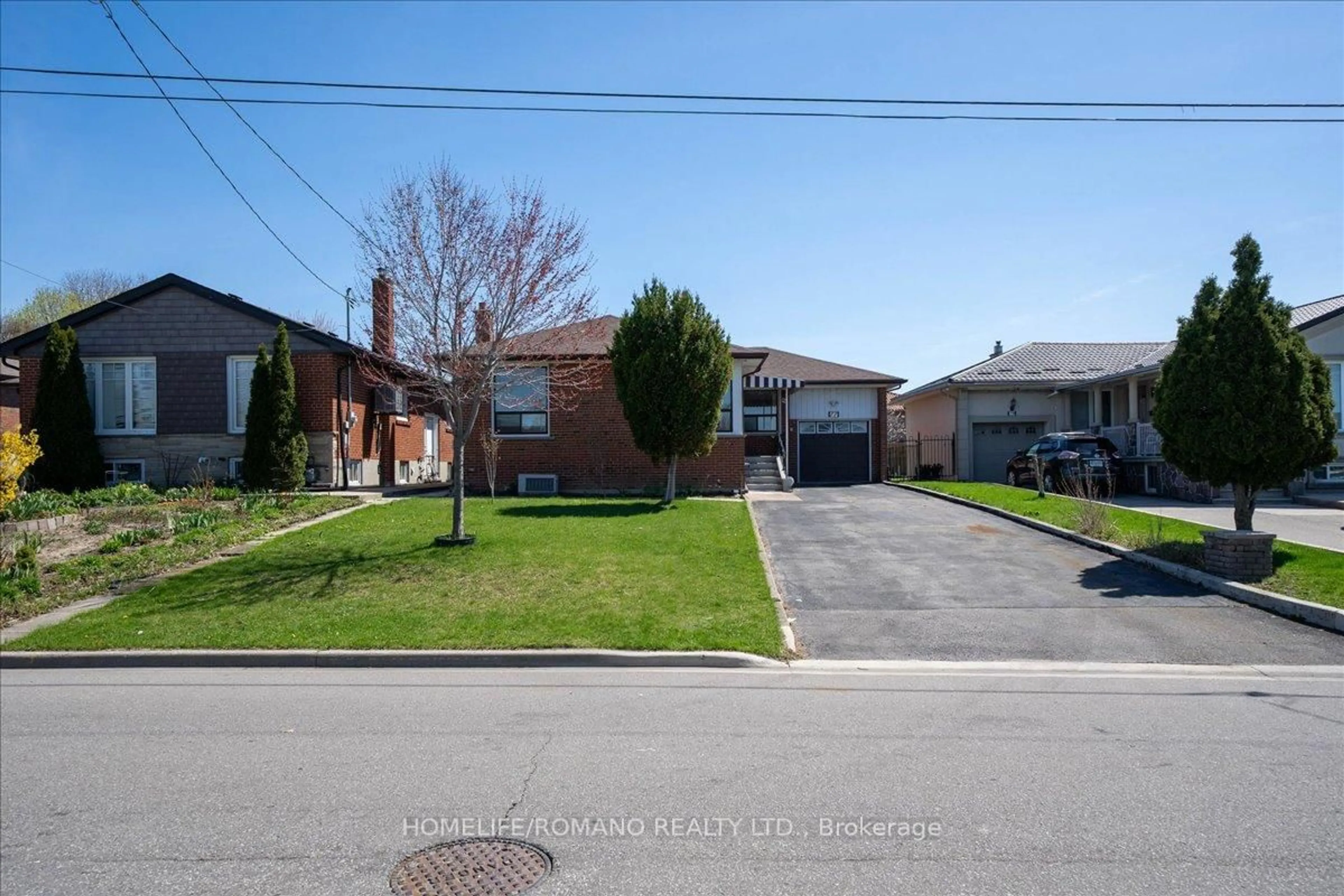 A pic from outside/outdoor area/front of a property/back of a property/a pic from drone, street for 77 Tavistock Rd, Toronto Ontario M3M 2N8