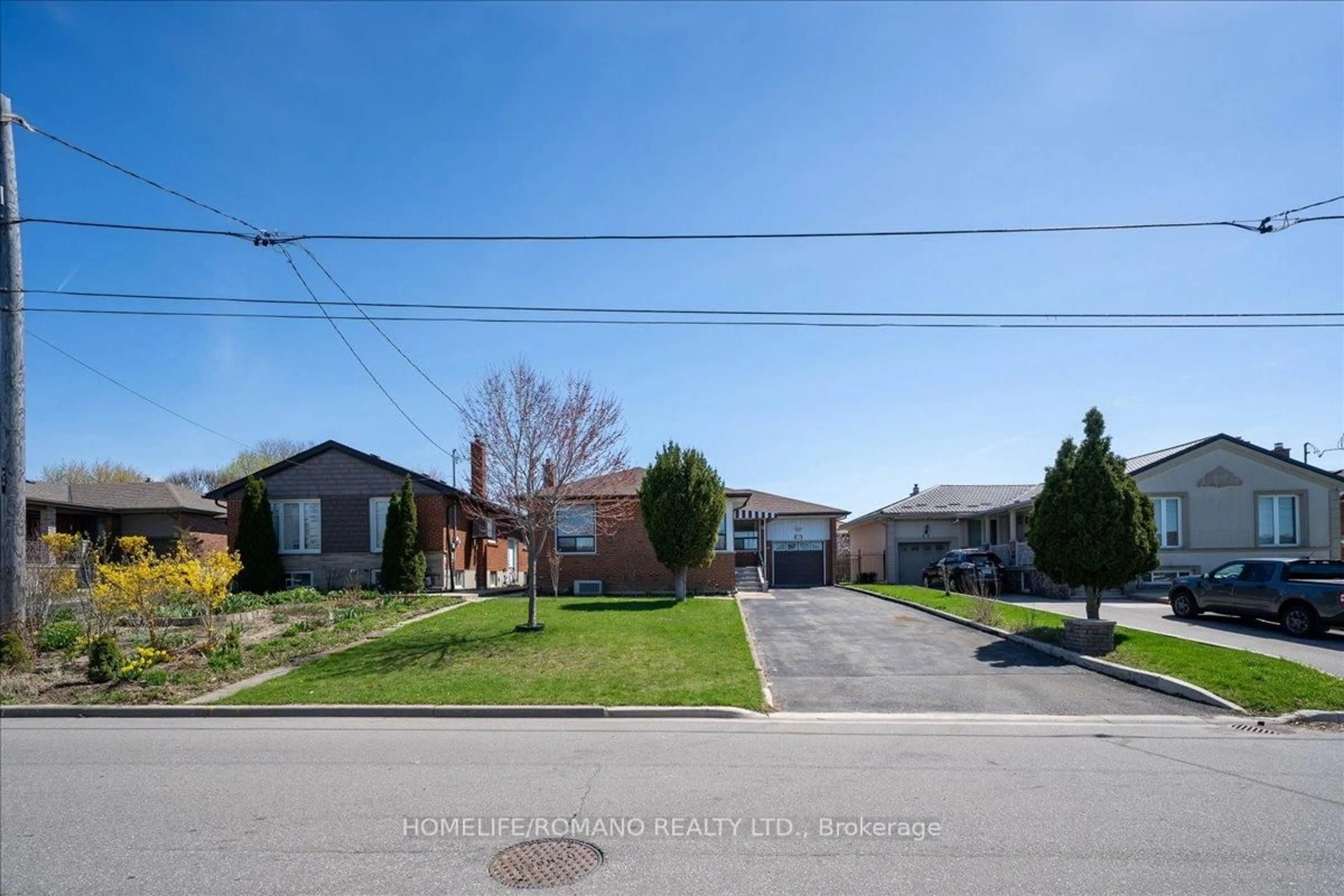 A pic from outside/outdoor area/front of a property/back of a property/a pic from drone, street for 77 Tavistock Rd, Toronto Ontario M3M 2N8