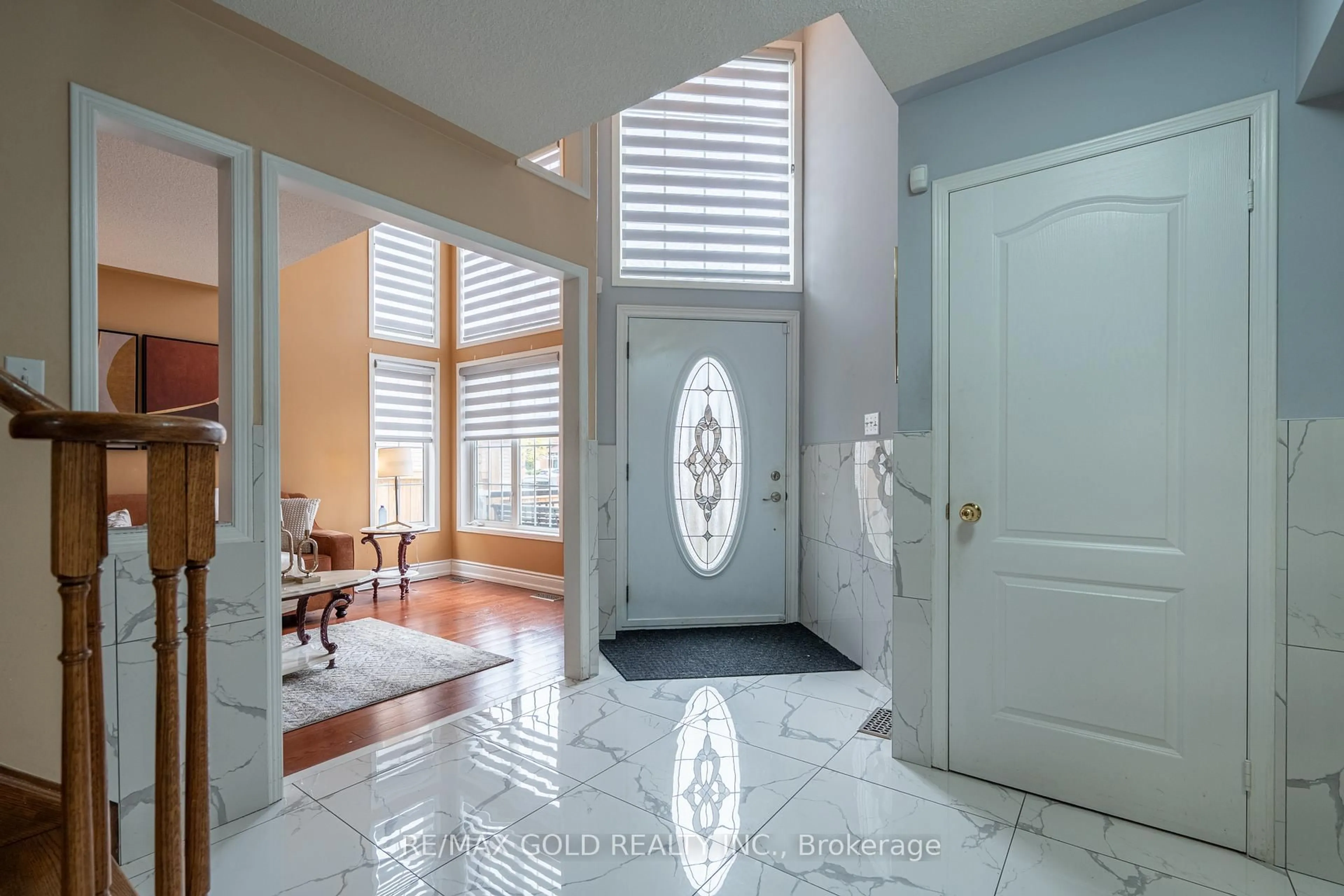 Indoor entryway for 104 Sunny Meadow Blvd, Brampton Ontario L6R 2C5