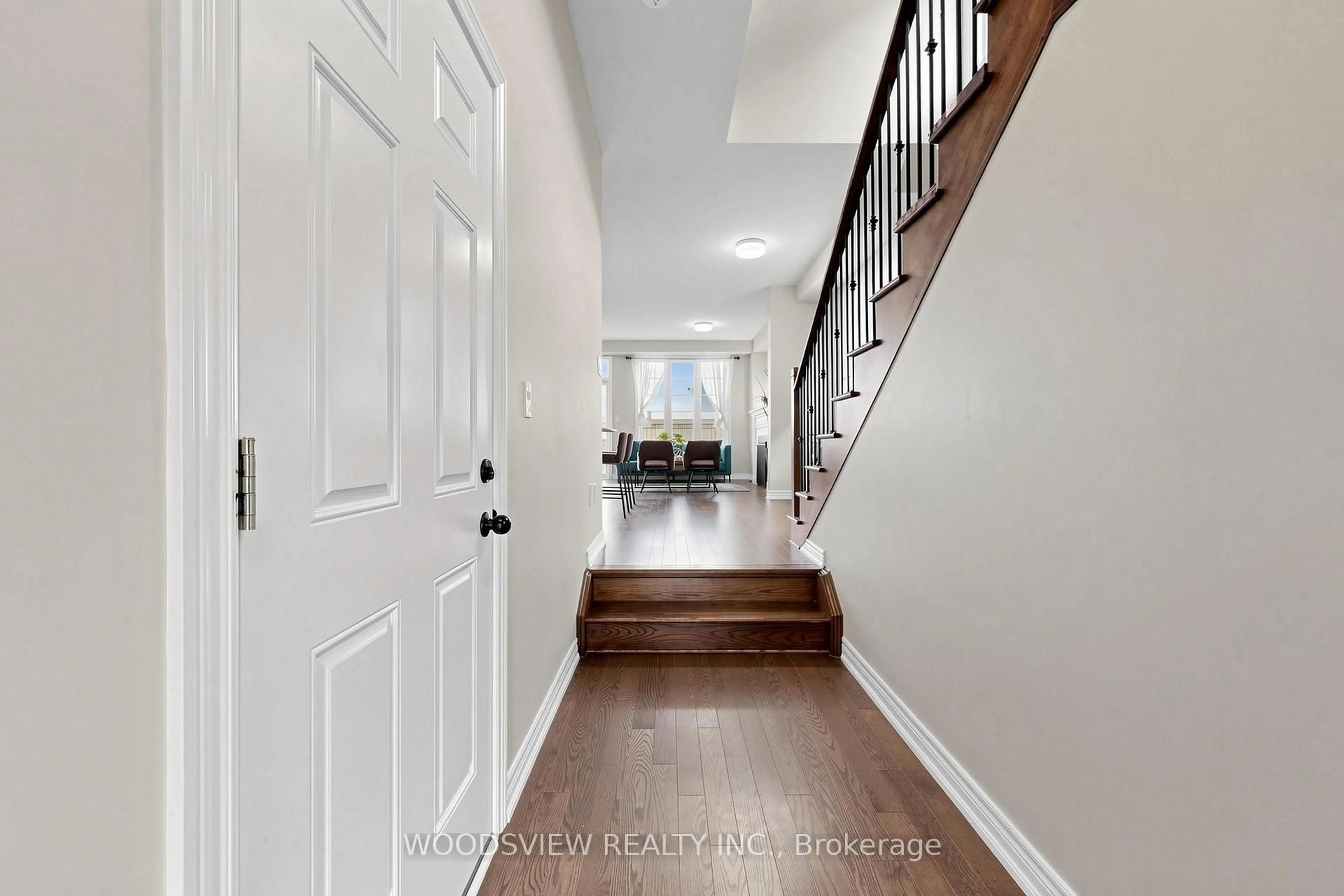 Indoor entryway for 1366 CLARRIAGE Crt, Milton Ontario L9E 1L6
