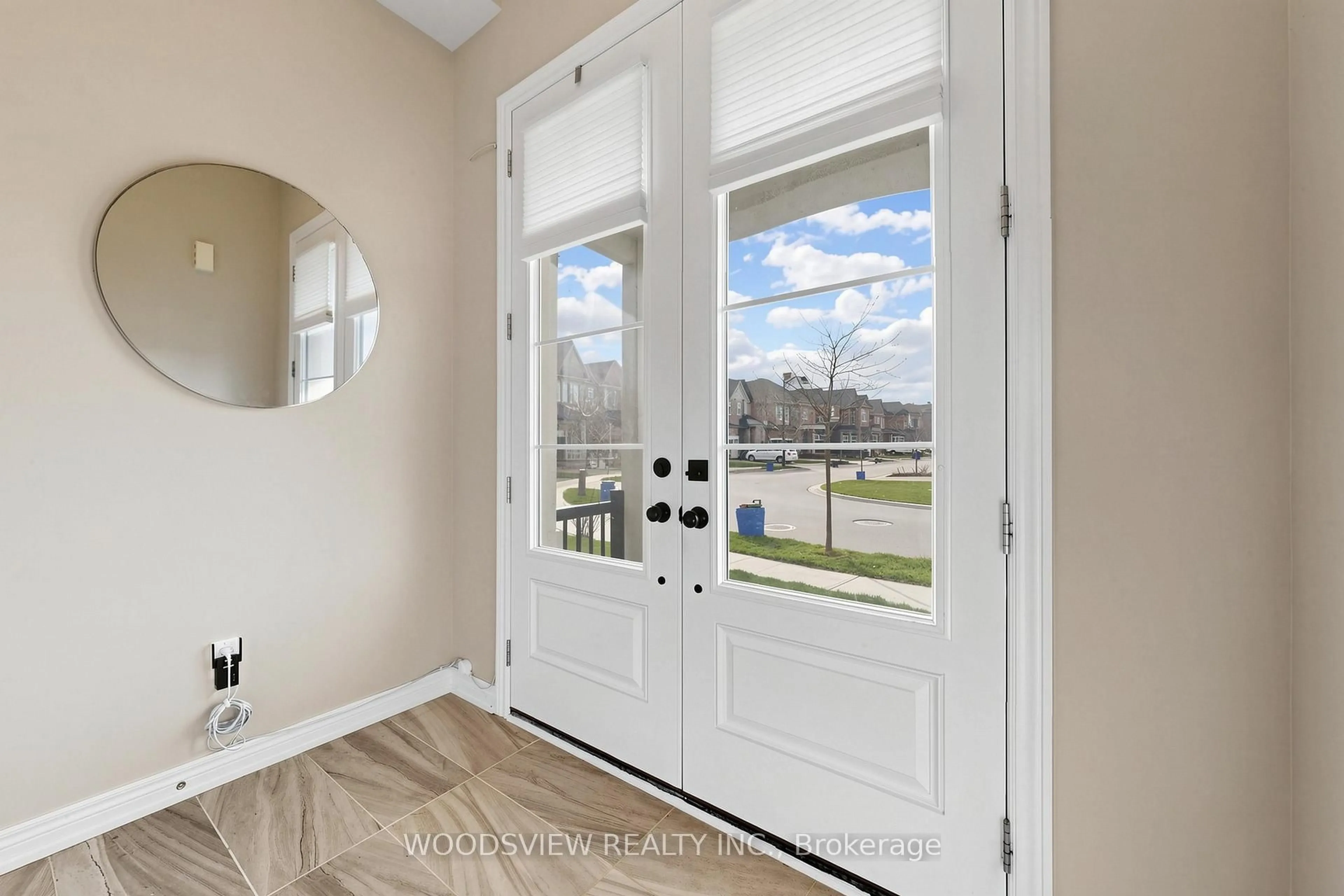 Indoor entryway for 1366 CLARRIAGE Crt, Milton Ontario L9E 1L6