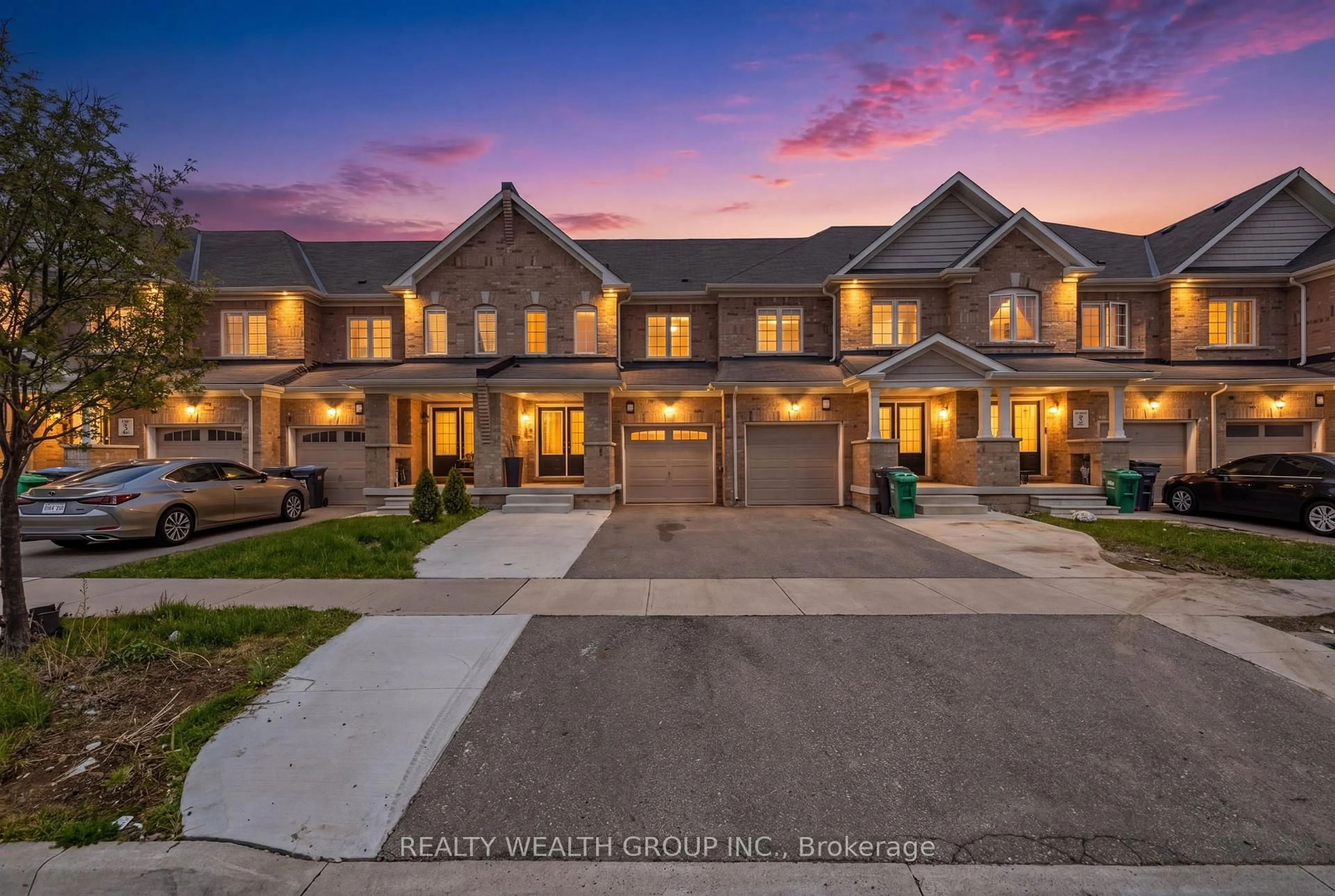 A pic from outside/outdoor area/front of a property/back of a property/a pic from drone, street for 112 Golden Springs Dr, Brampton Ontario L7A 4N7