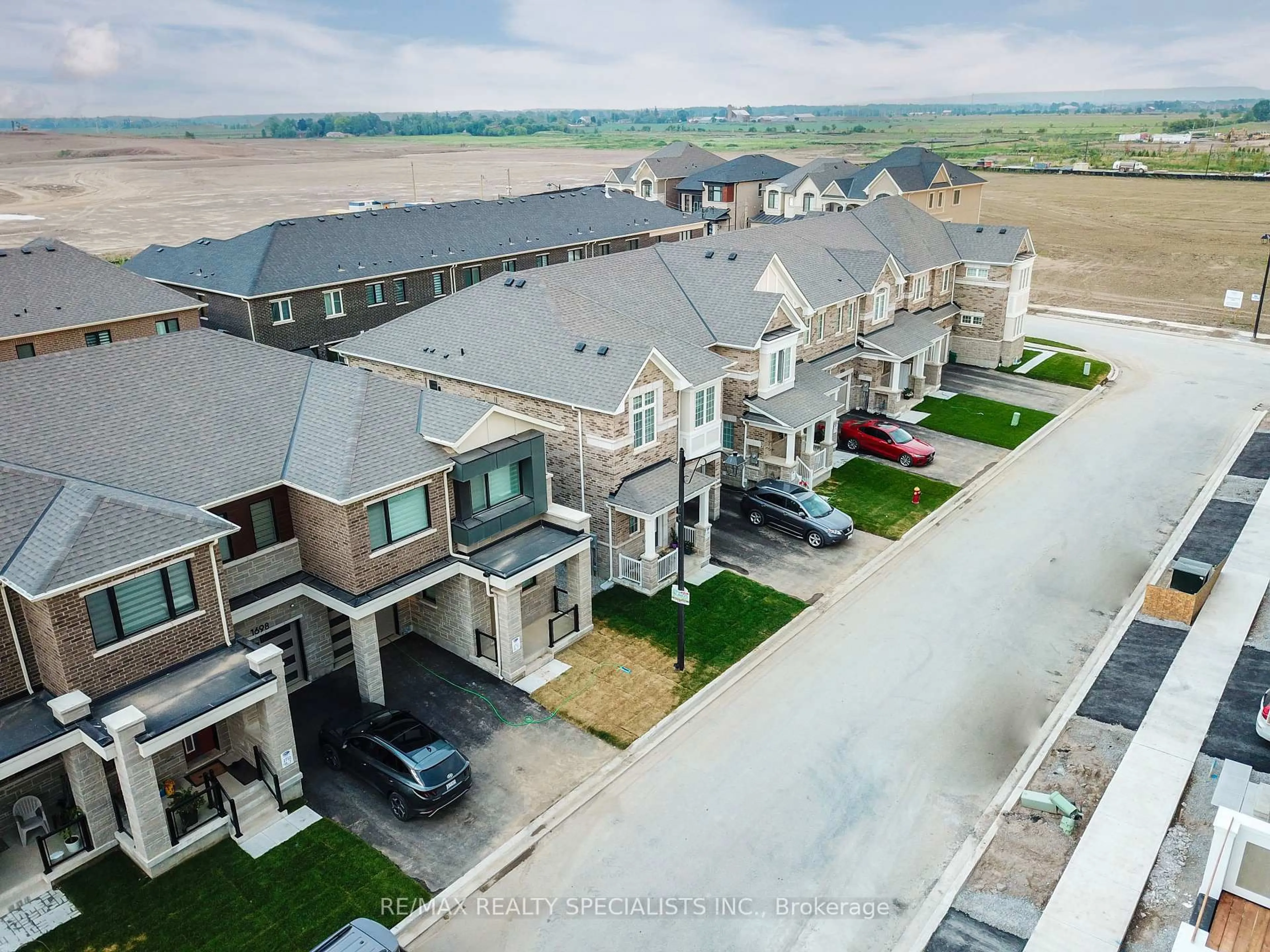 A pic from outside/outdoor area/front of a property/back of a property/a pic from drone, mountain view for 1696 DANCE Crt, Milton Ontario L9T 6B8