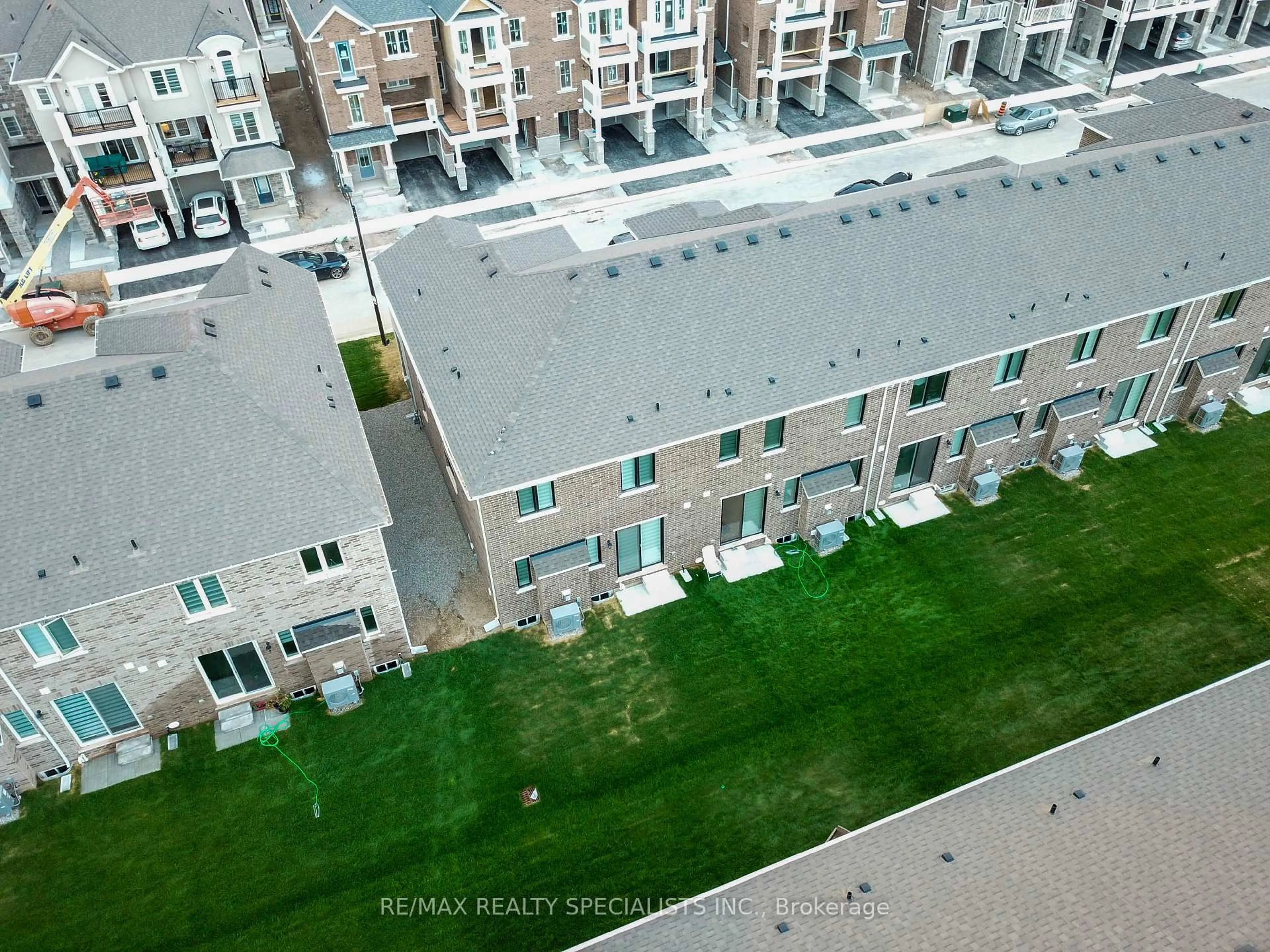 A pic from outside/outdoor area/front of a property/back of a property/a pic from drone, city buildings view from balcony for 1696 DANCE Crt, Milton Ontario L9T 6B8