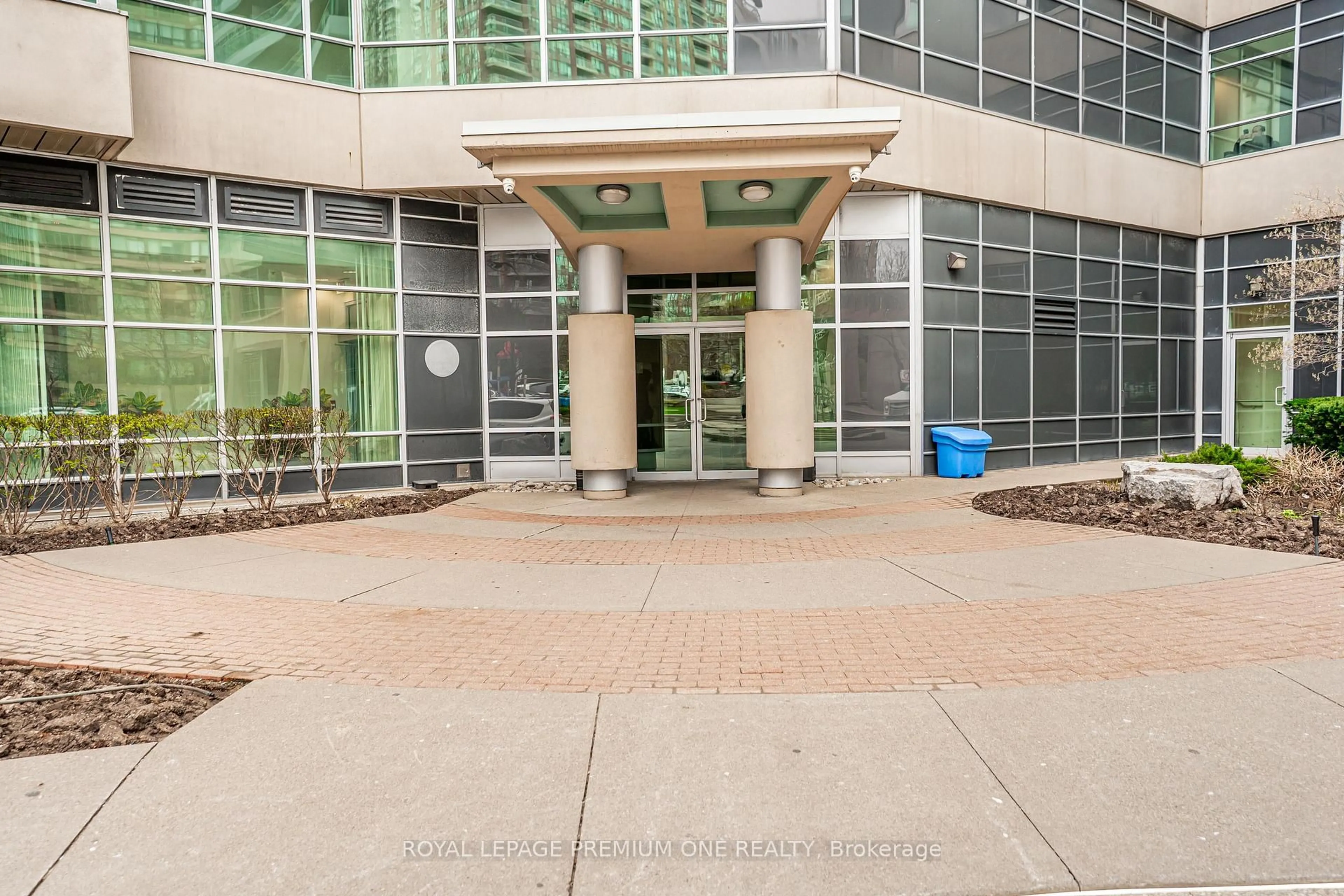 Indoor foyer for 33 Elm Dr #303, Mississauga Ontario L5B 4M2