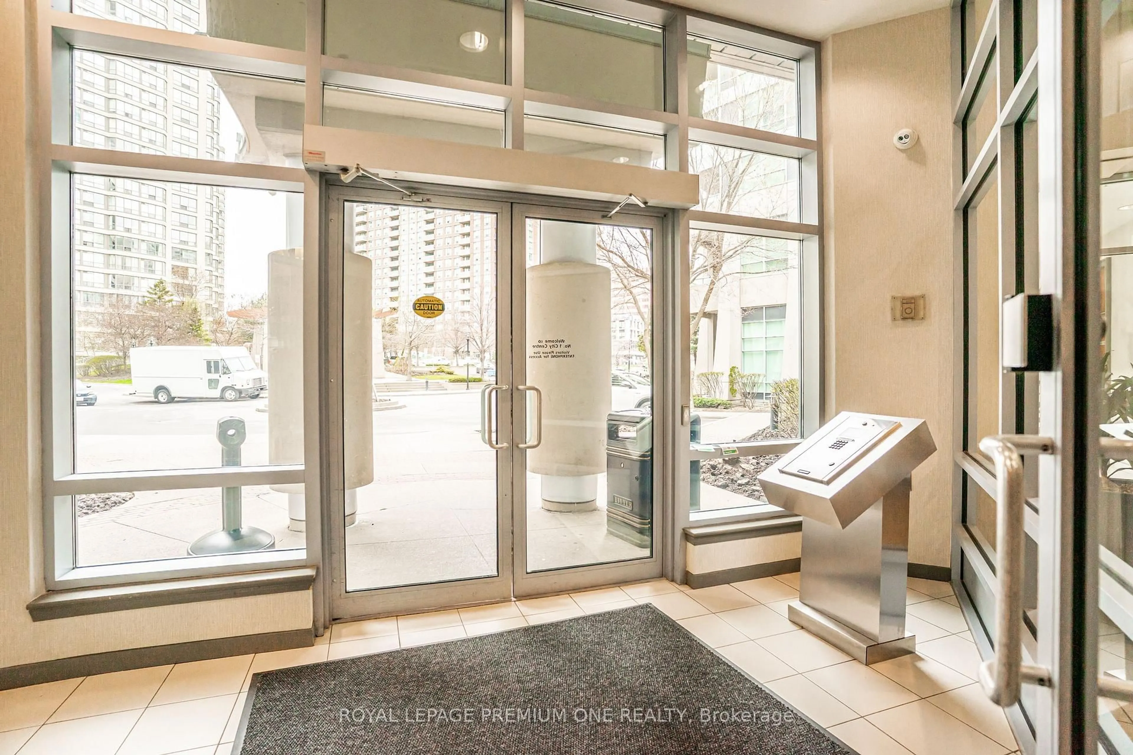 Indoor foyer for 33 Elm Dr #303, Mississauga Ontario L5B 4M2