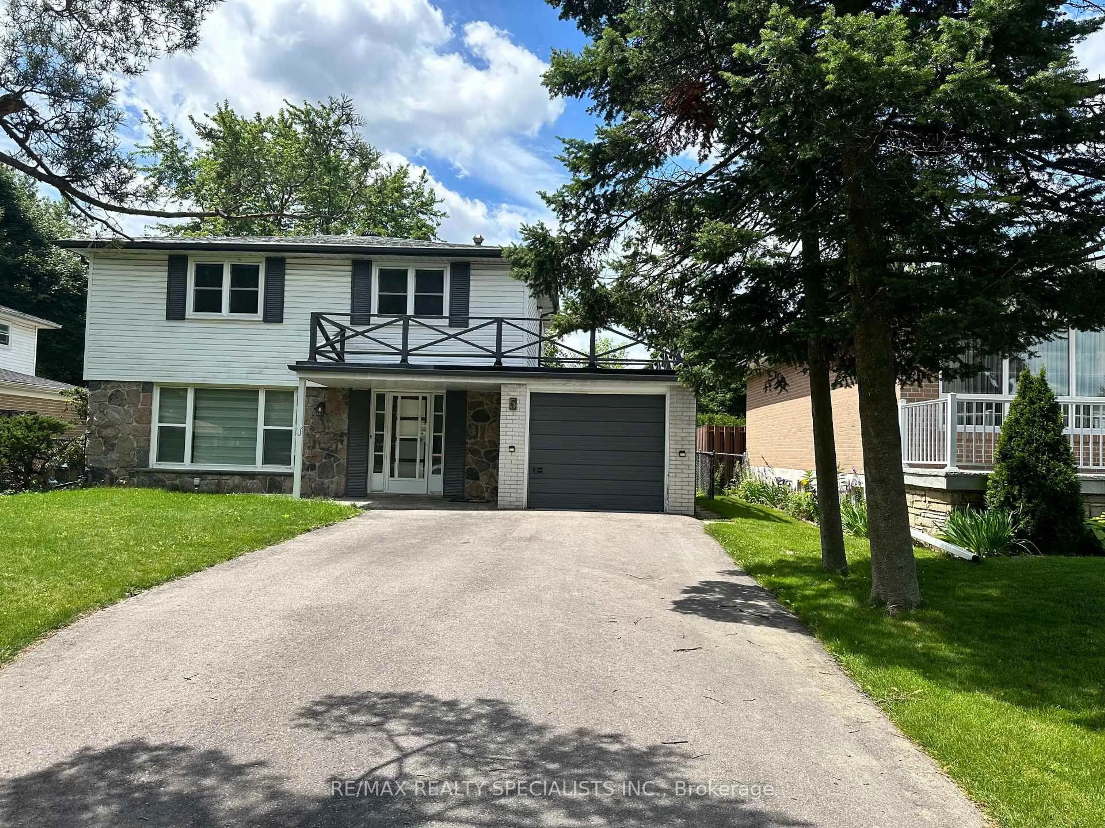 Home with vinyl exterior material, street for 5 Norval Cres, Brampton Ontario L6W 1J1