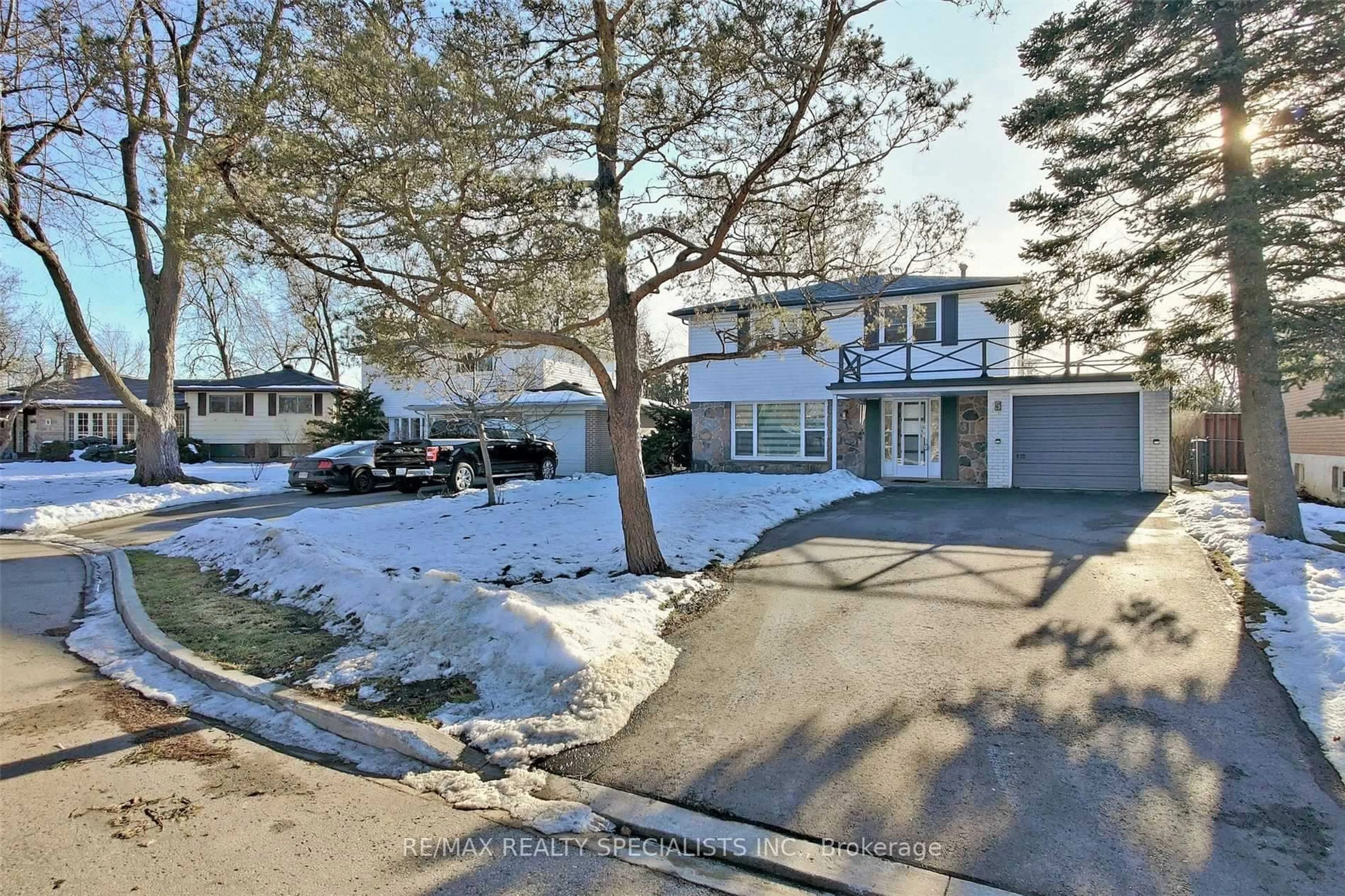 A pic from outside/outdoor area/front of a property/back of a property/a pic from drone, street for 5 Norval Cres, Brampton Ontario L6W 1J1
