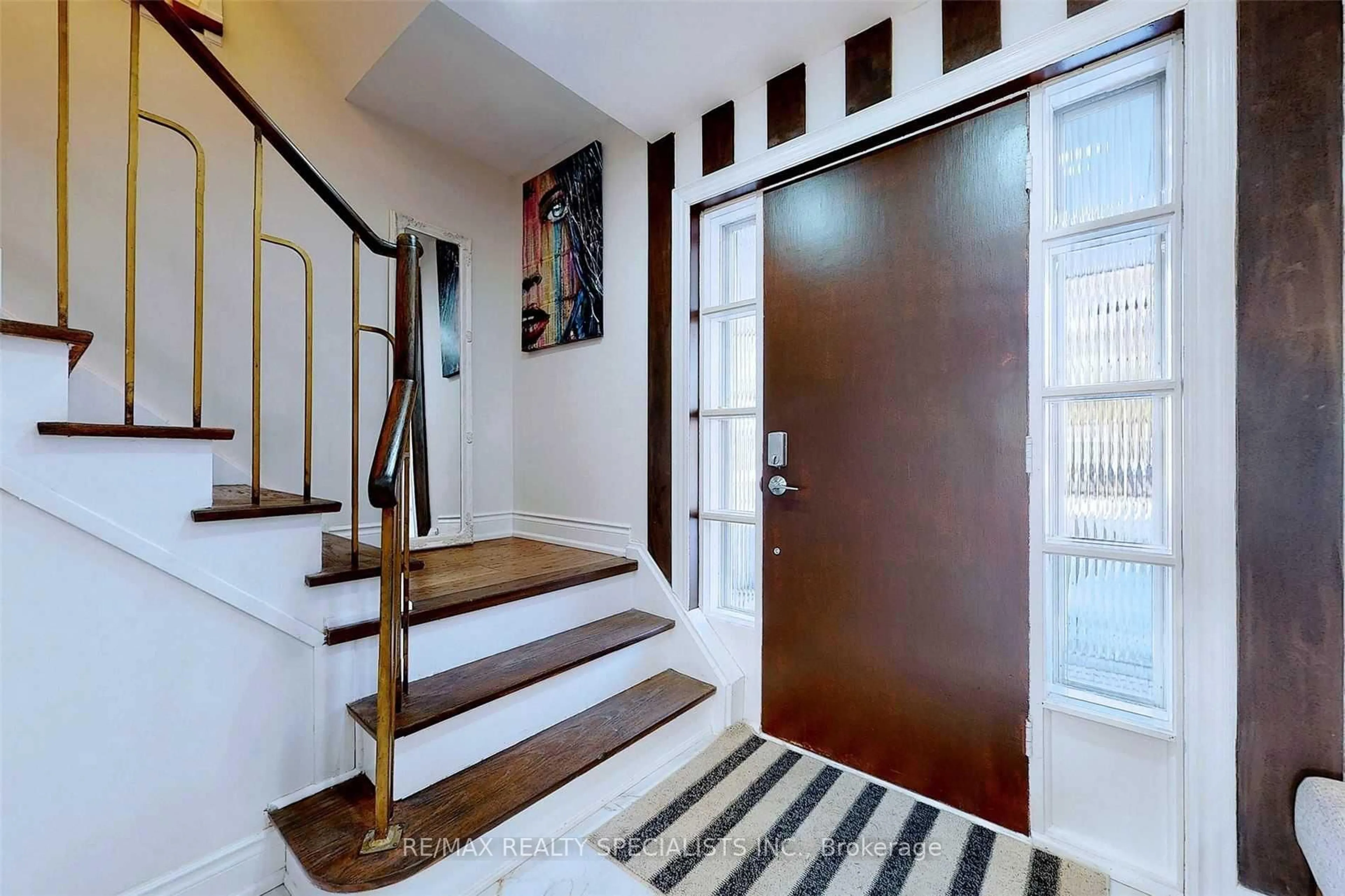Indoor entryway for 5 Norval Cres, Brampton Ontario L6W 1J1