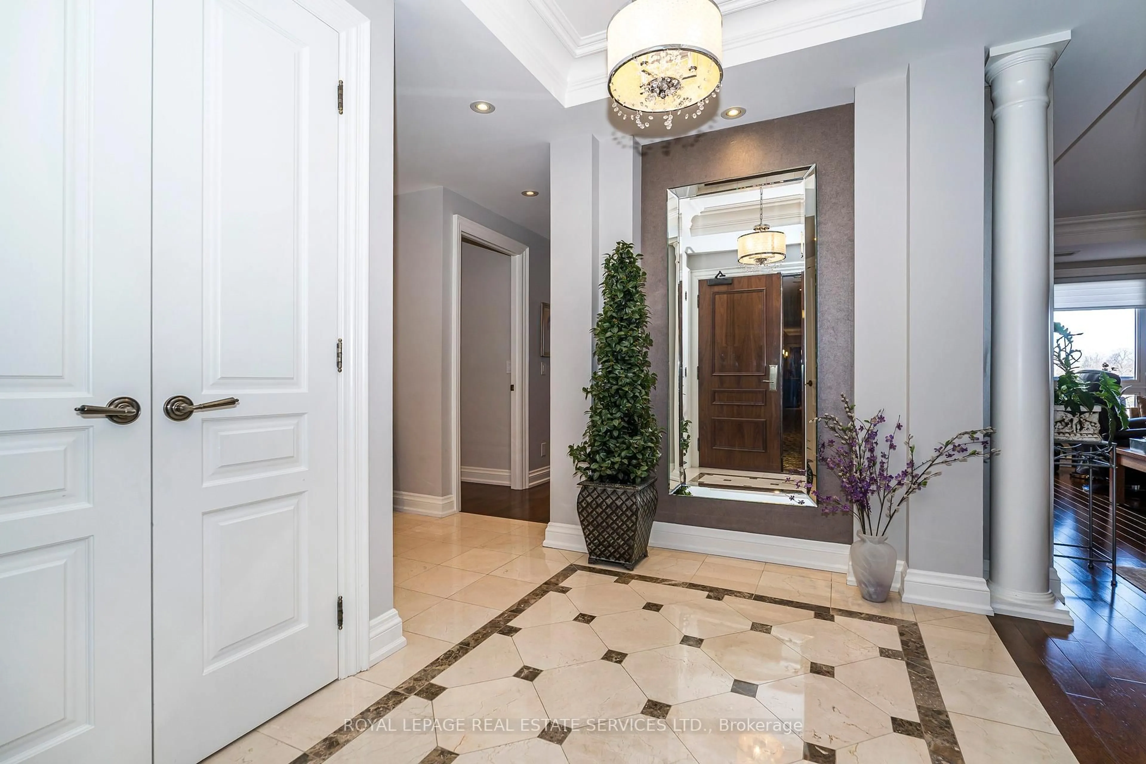 Indoor foyer for 111 Forsythe St #405, Oakville Ontario L6K 3J9