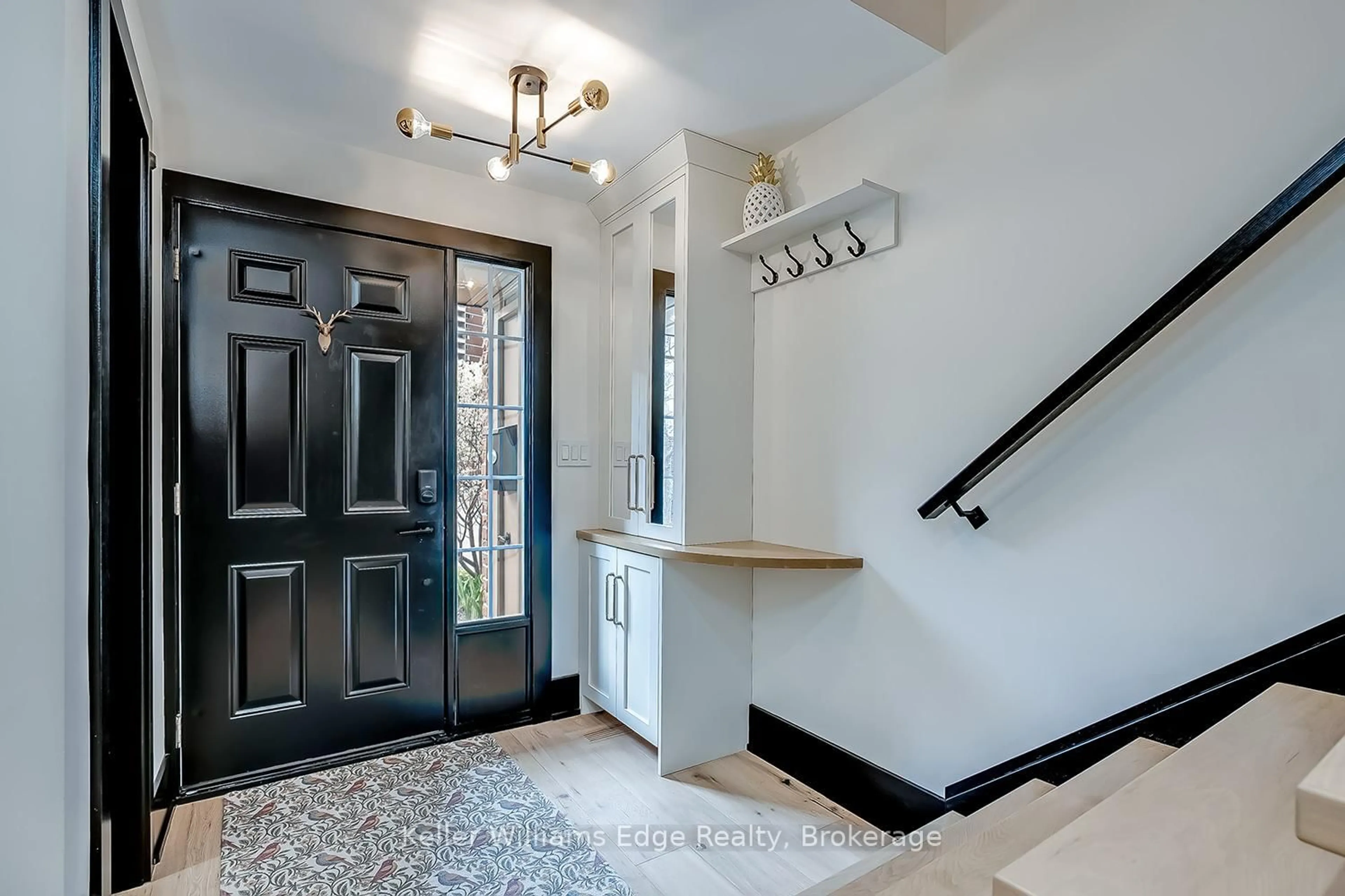 Indoor foyer for 3031 Glencrest Rd #51, Burlington Ontario L7N 3K1