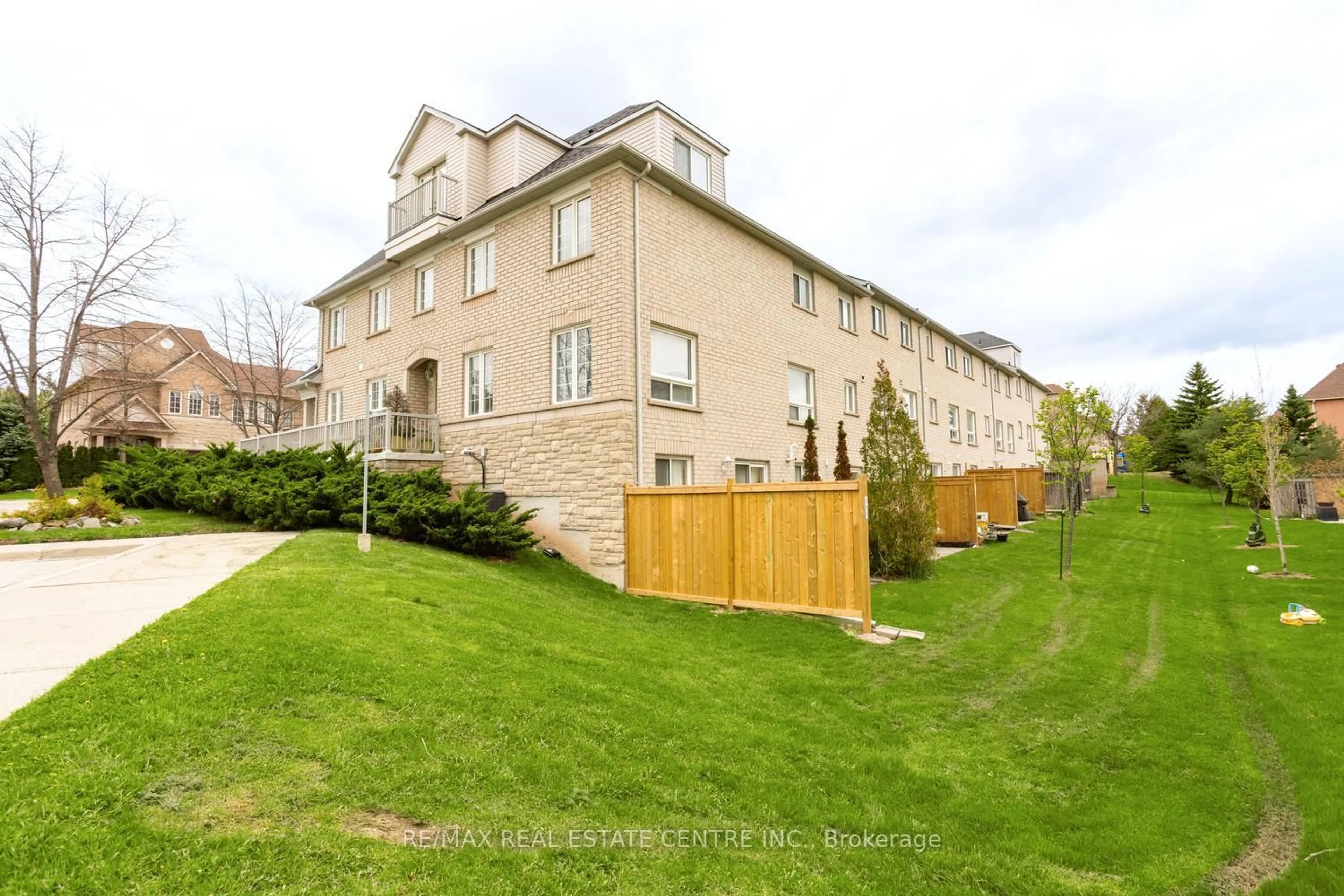 Patio, street for 5260 Mcfarren Blvd #111, Mississauga Ontario L5M 7J5