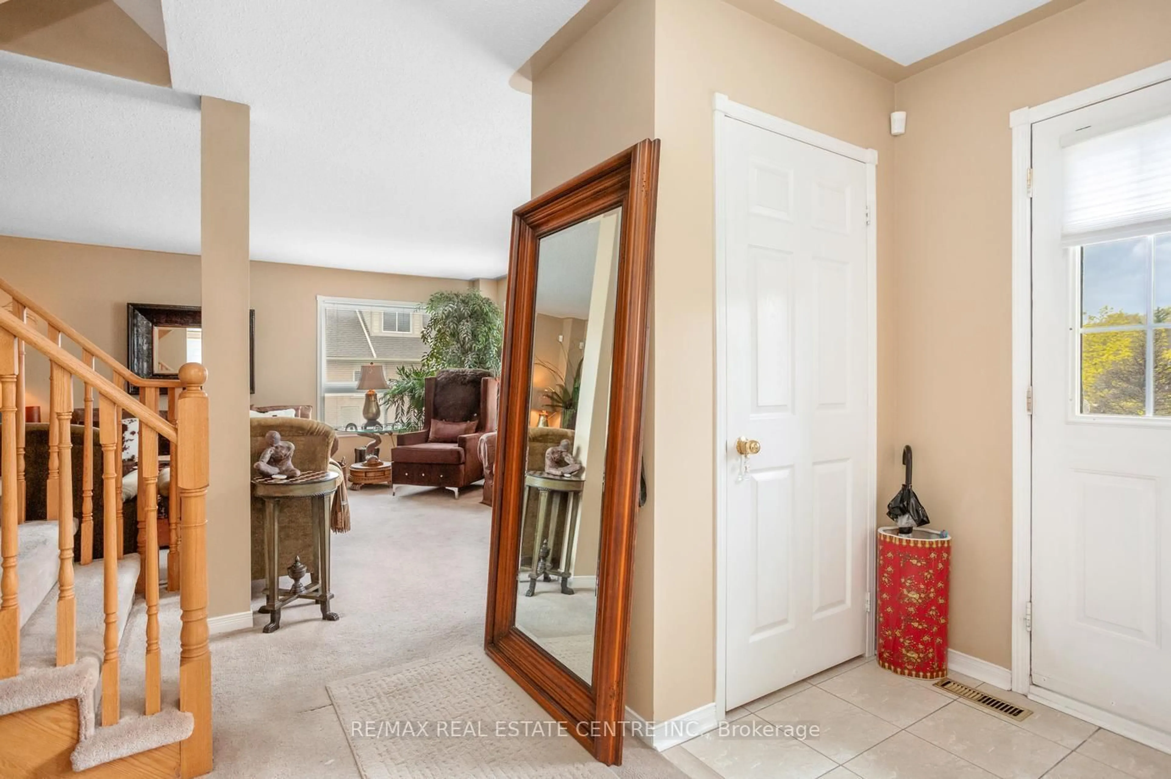 Indoor entryway for 5260 Mcfarren Blvd #111, Mississauga Ontario L5M 7J5