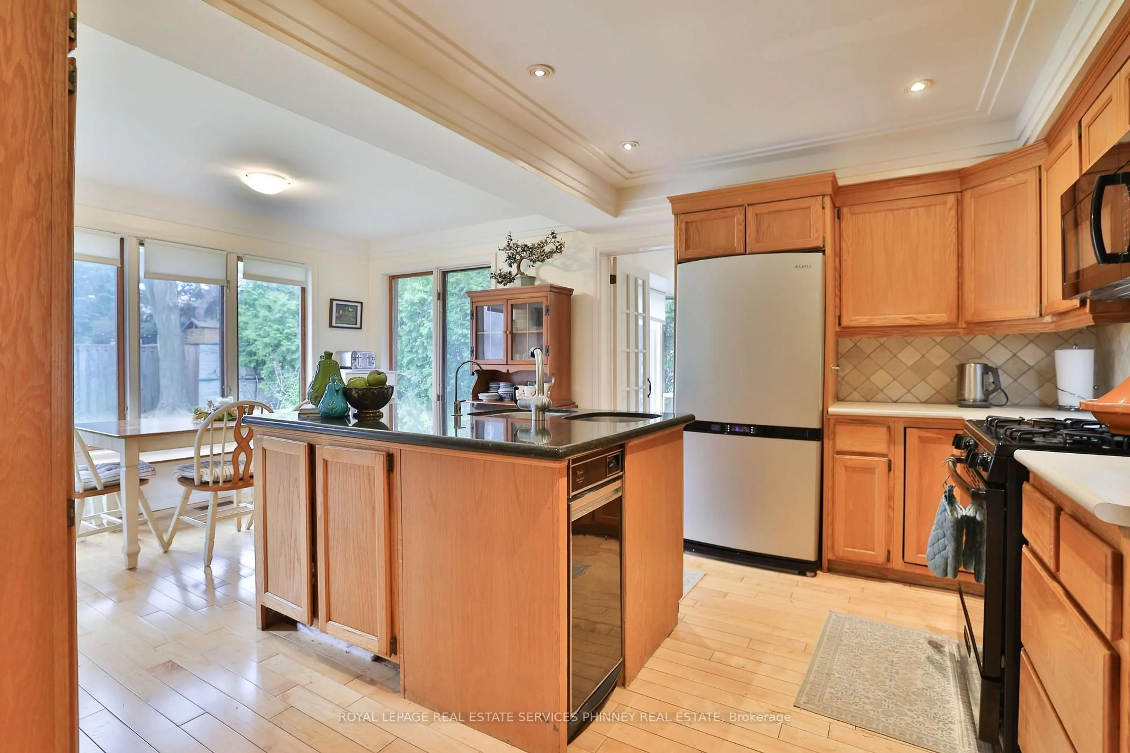 Open concept kitchen, ceramic/tile floor for 935 Red Pine Cres, Mississauga Ontario L5H 4E7