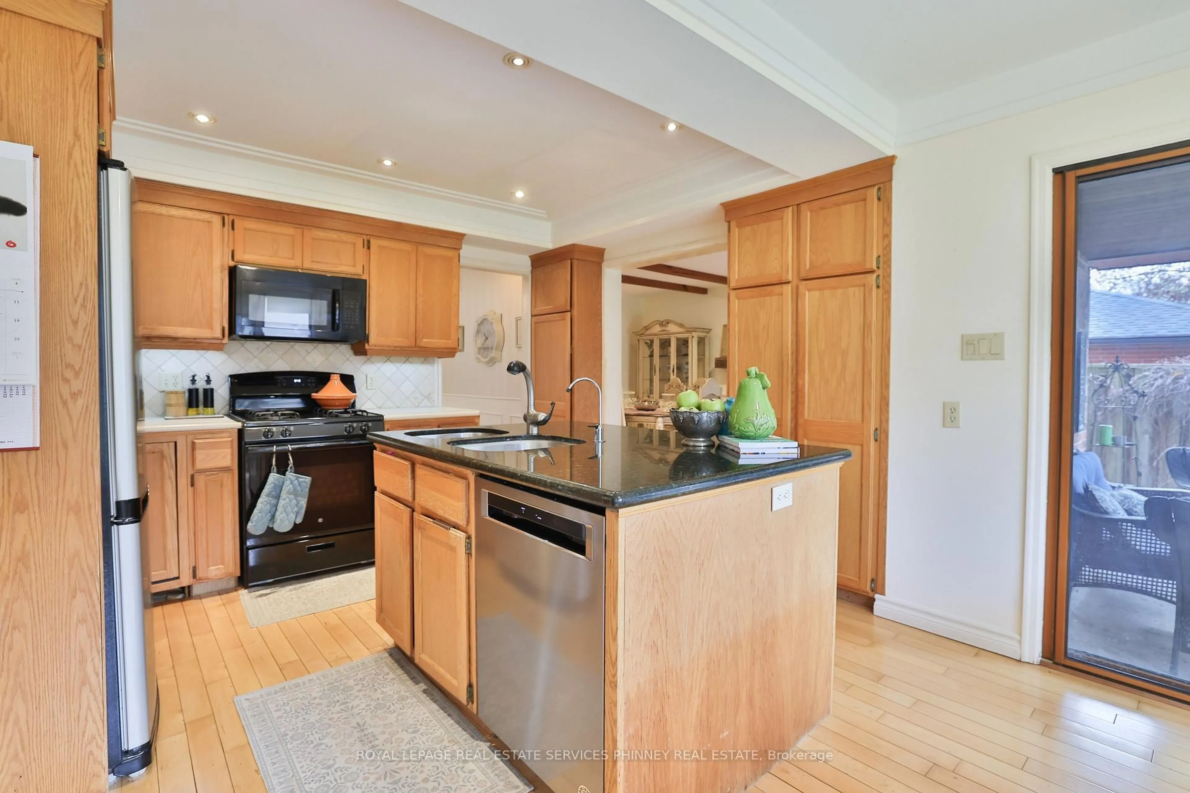 Open concept kitchen, unknown for 935 Red Pine Cres, Mississauga Ontario L5H 4E7