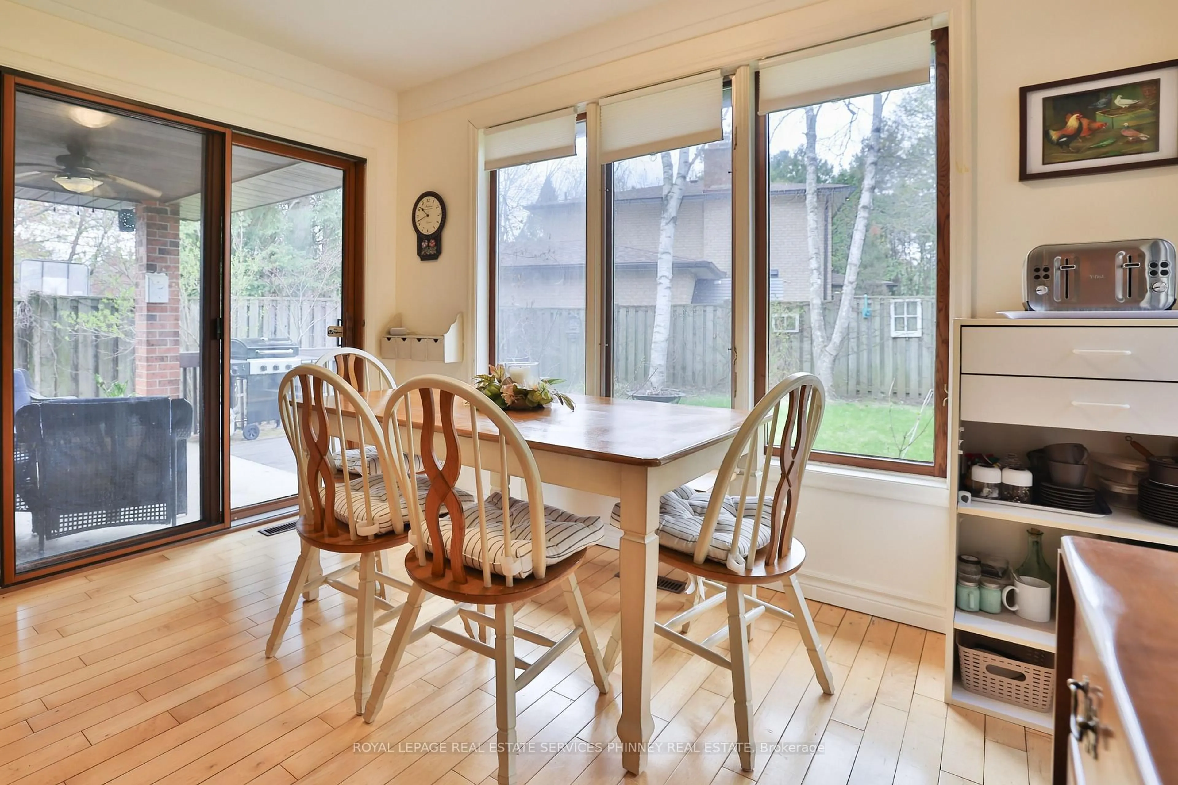 Dining room, wood/laminate floor for 935 Red Pine Cres, Mississauga Ontario L5H 4E7
